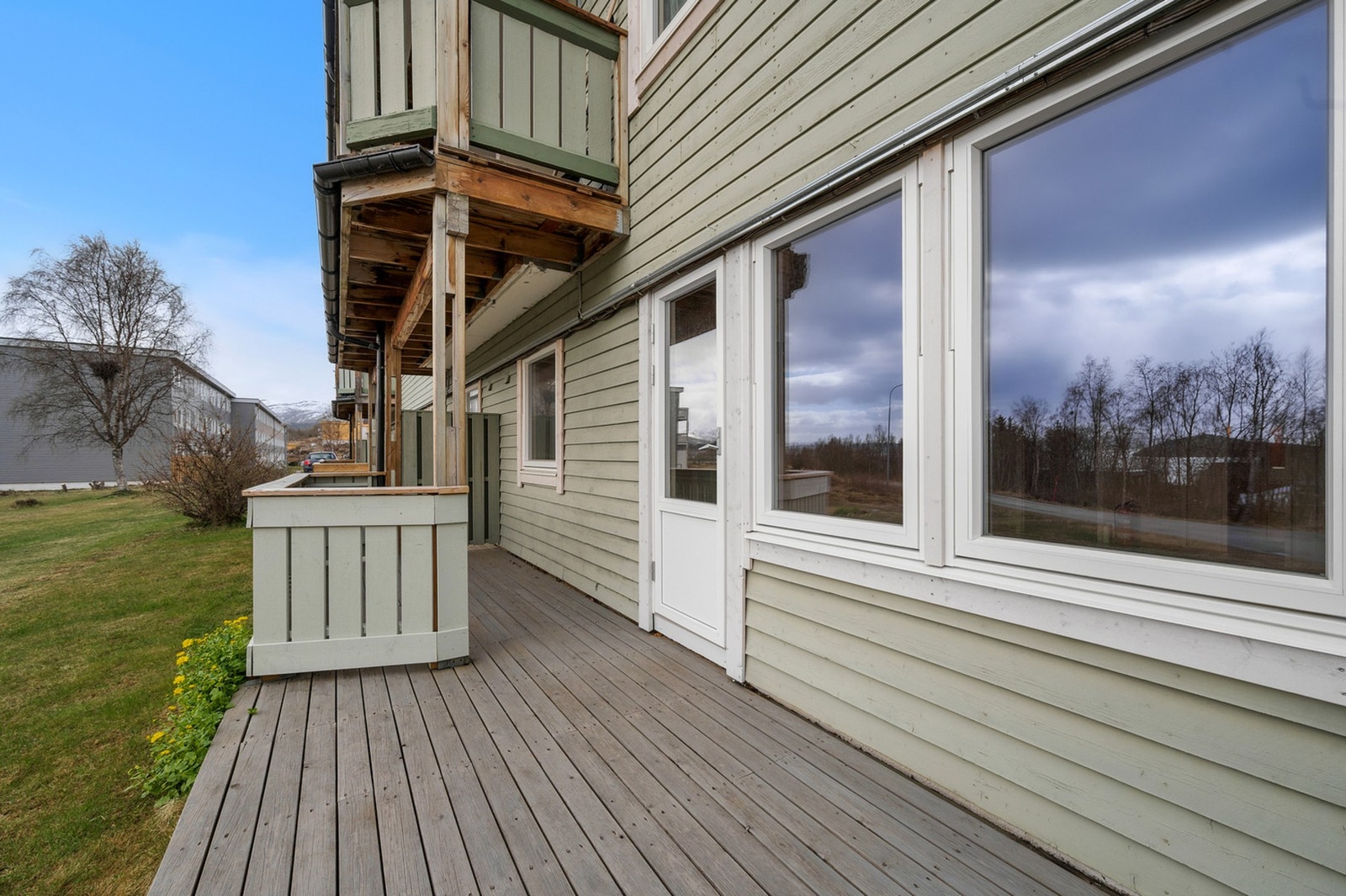 Fra stuen er det utgang til en romslig, delvis takoverbygd terrasse på bakkeplan. Galleribilde