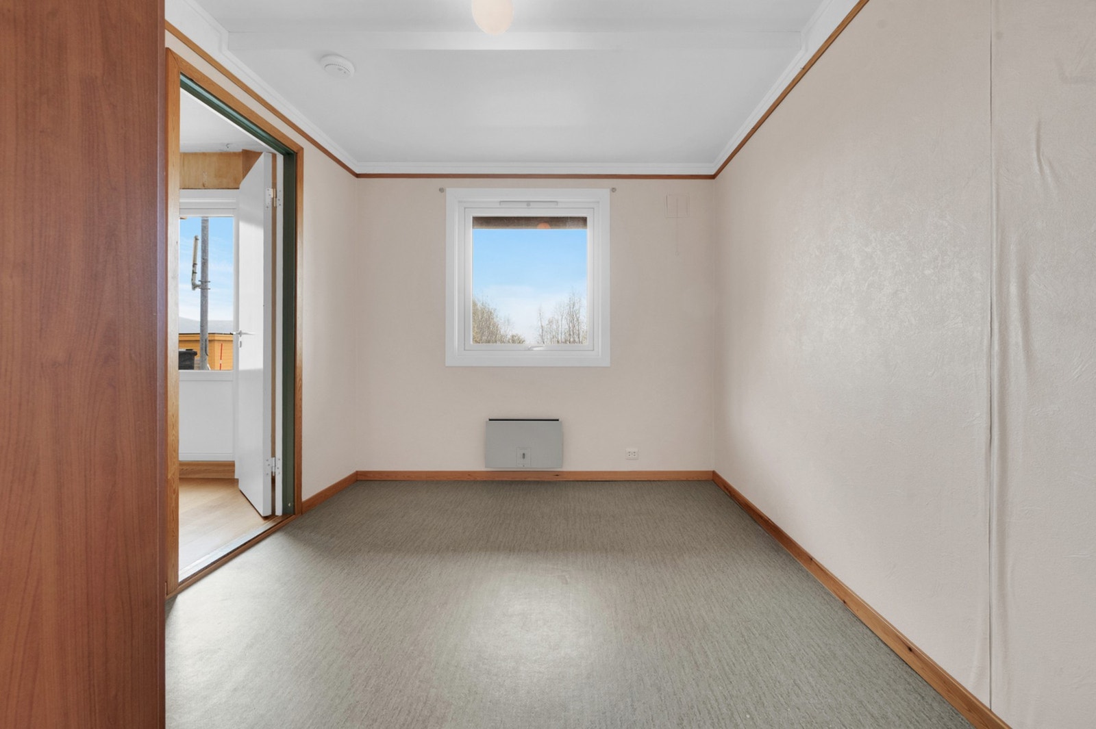 Soverom med behov for renovering. Galleribilde