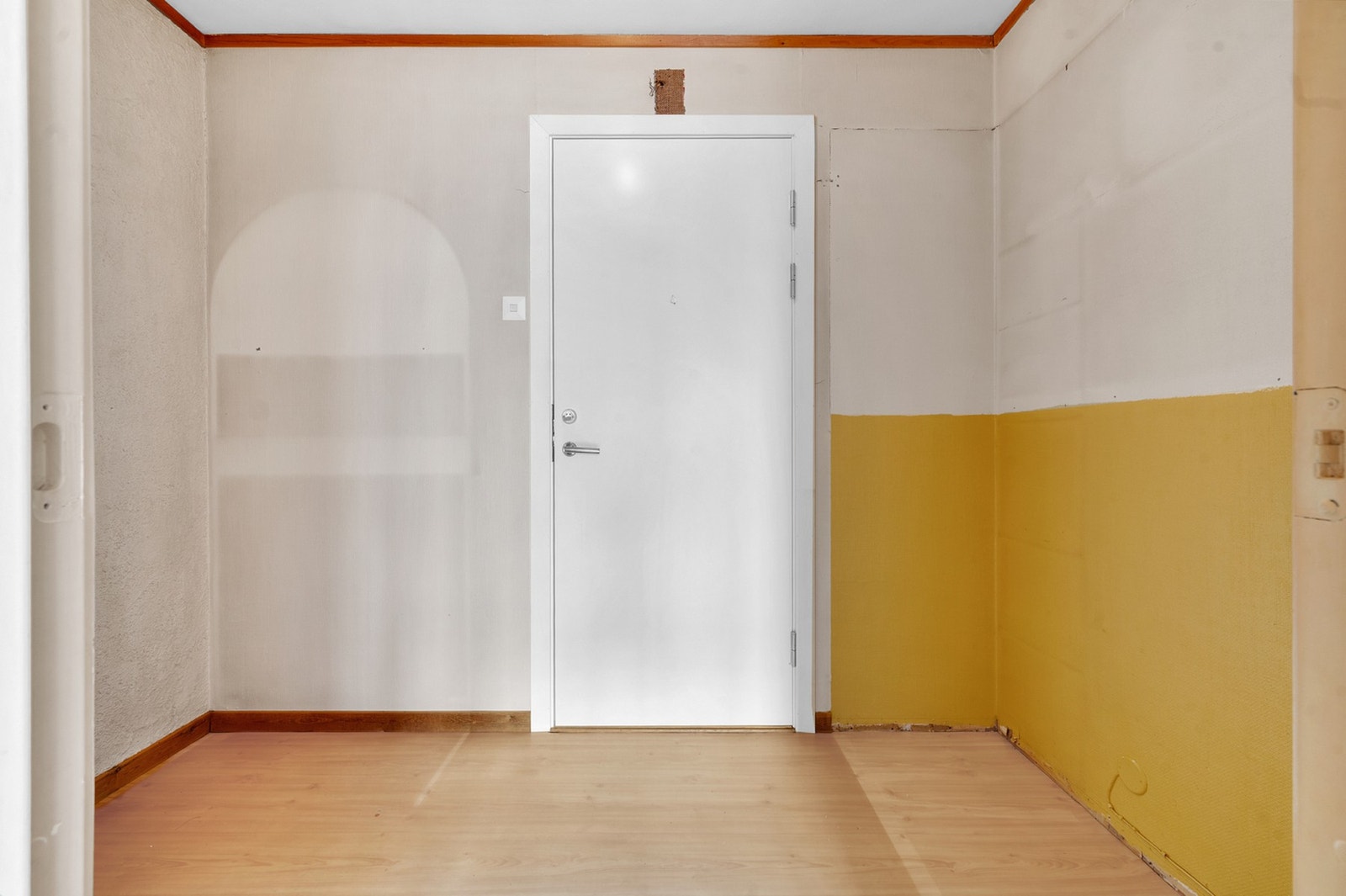 Leiligheten har en slett brann- og lyddør fra nyere årstall. Galleribilde