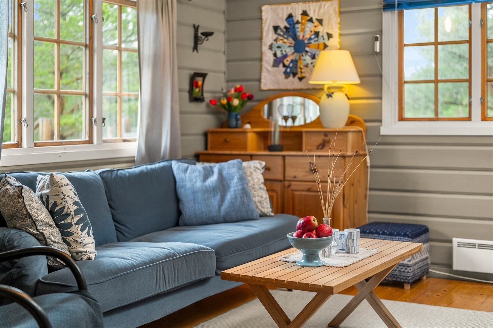 Hytta ligger i stille og rolige omgivelser, perfekt for å koble av fra en hektisk hverdag. Galleribilde
