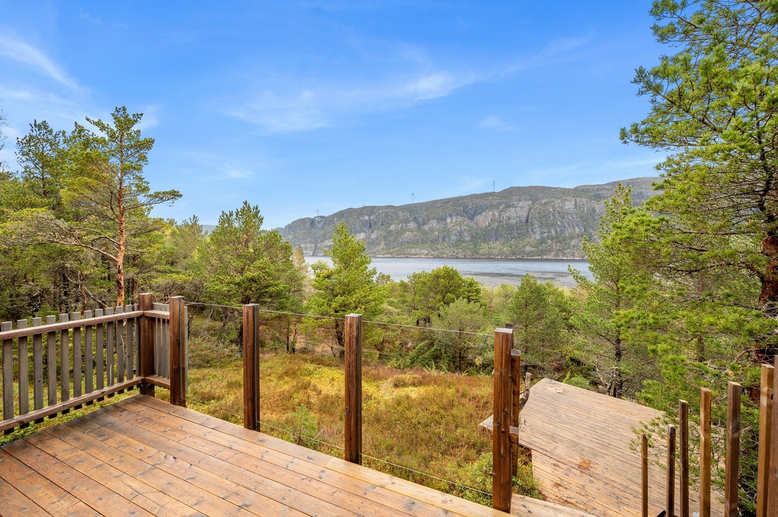Det er også laget en liten terrasse på nedsiden av hytta. Galleribilde