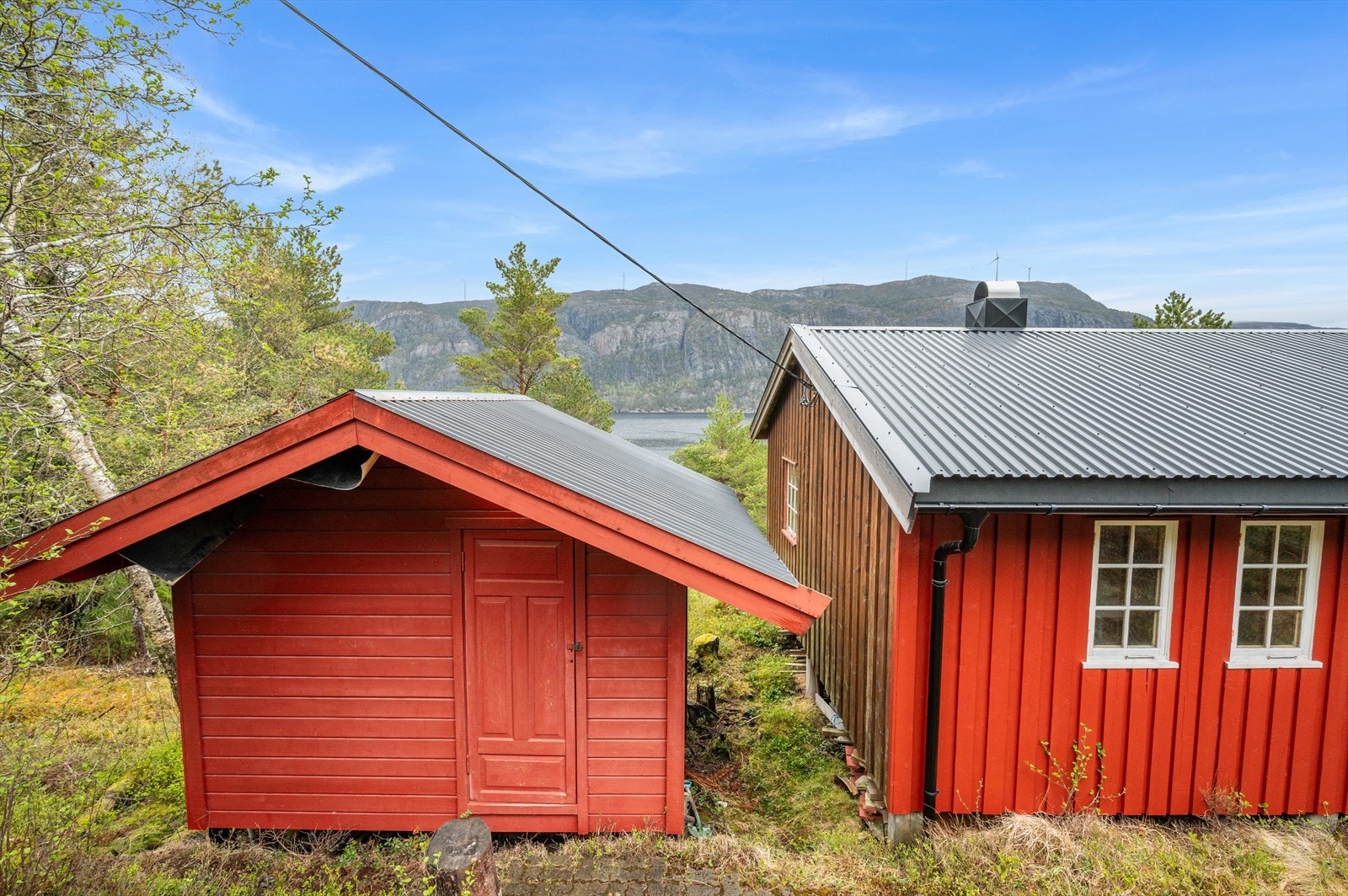 Hytta har også et praktisk uthus hvor man kan oppbevare redskaper og ved. Galleribilde