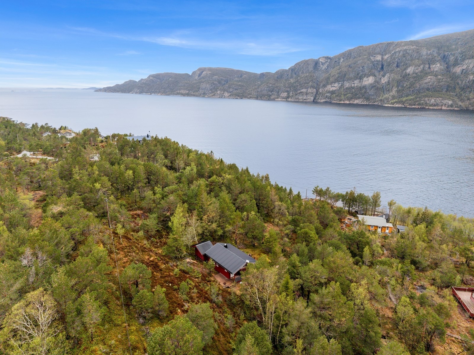 Sjøen ligger bare en liten spasertur ned fra hytta. Galleribilde