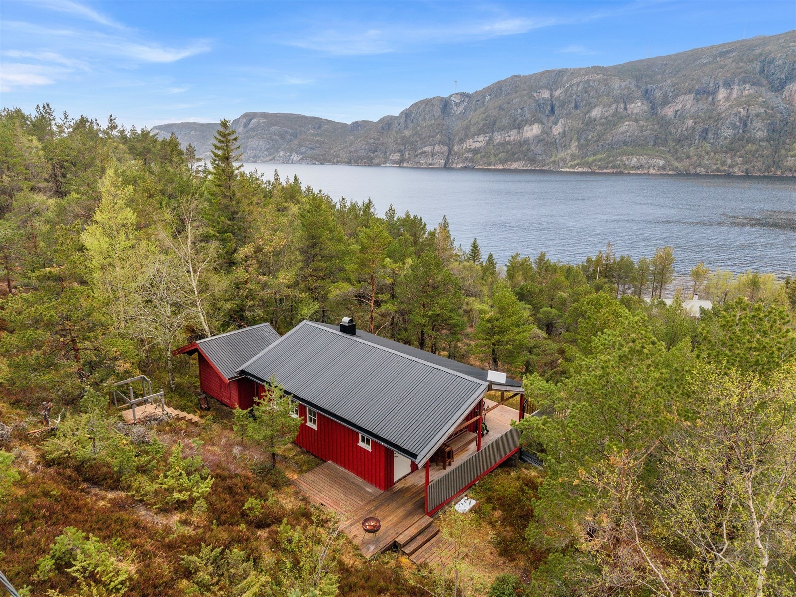 I nærområdet finner du gode turmuligheter og fjorden byr på flotte fiskemuligheter. Galleribilde