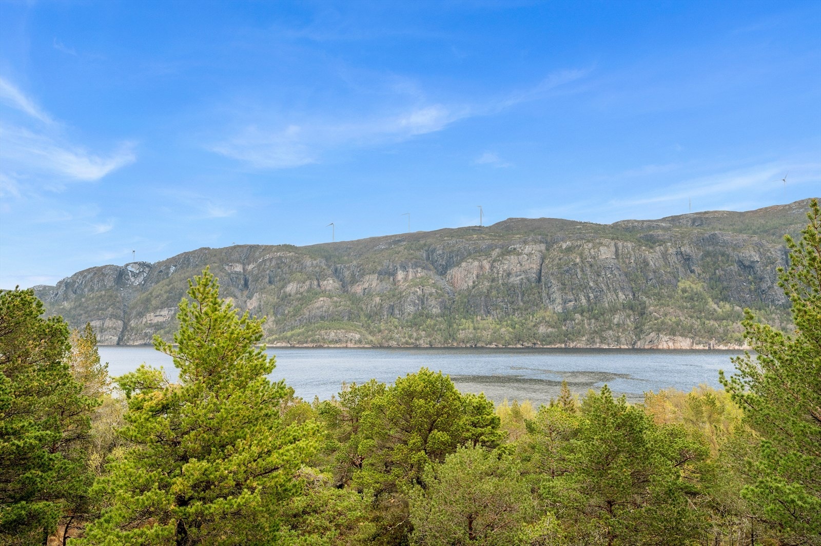 Her ser du rett over på Bessakerfjellet. Galleribilde