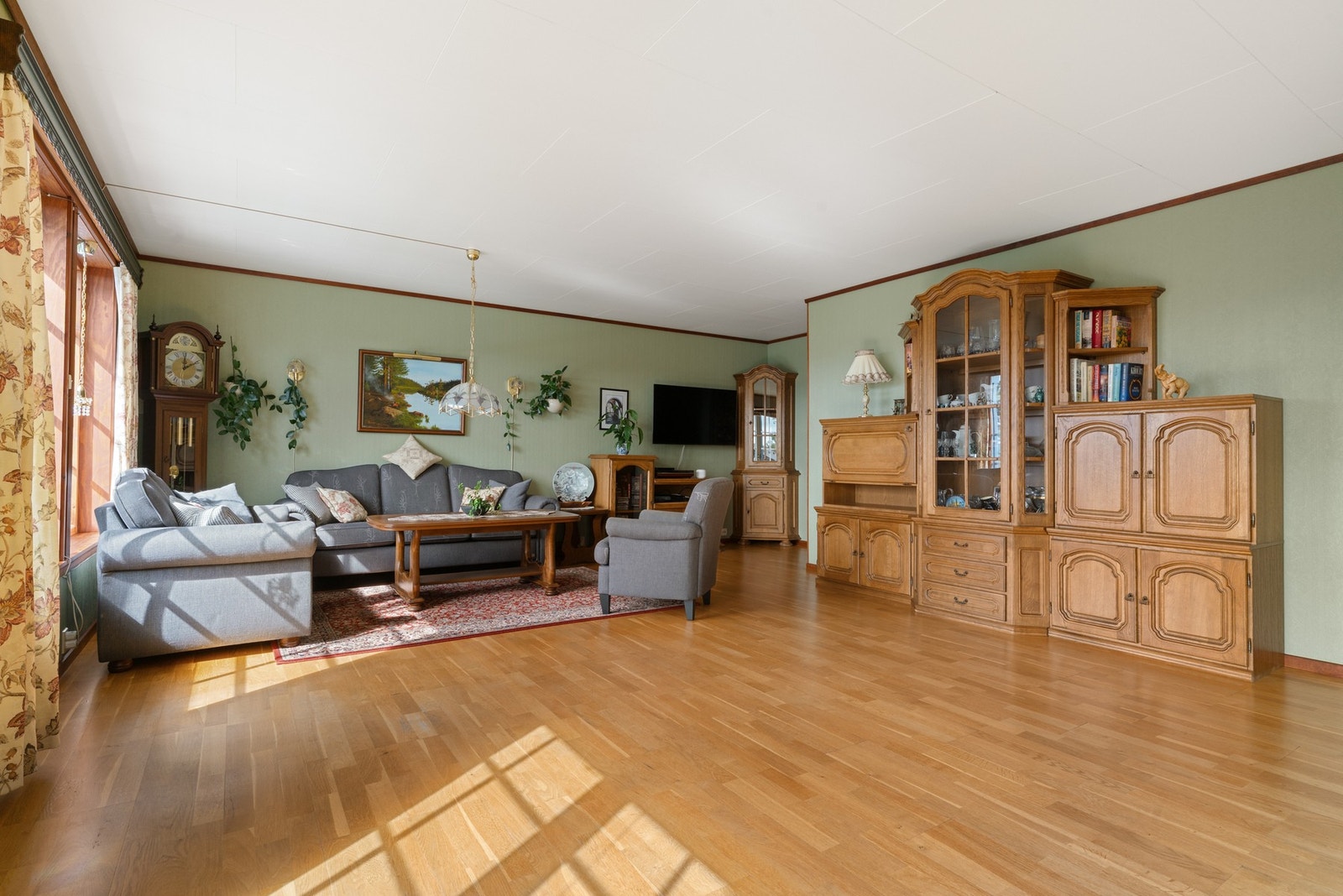Stuen er lys, romslig og svært innbydende Galleribilde