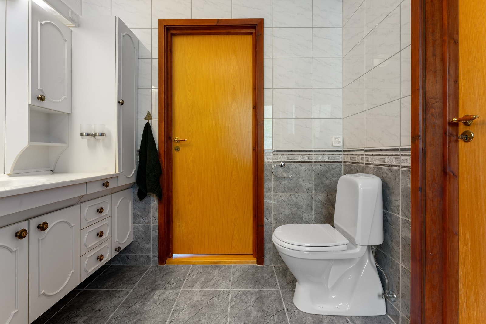 Badet har skyvedør i dusj, toalett og baderomsinnredning med heldekkende servant samt belyst speil. Galleribilde