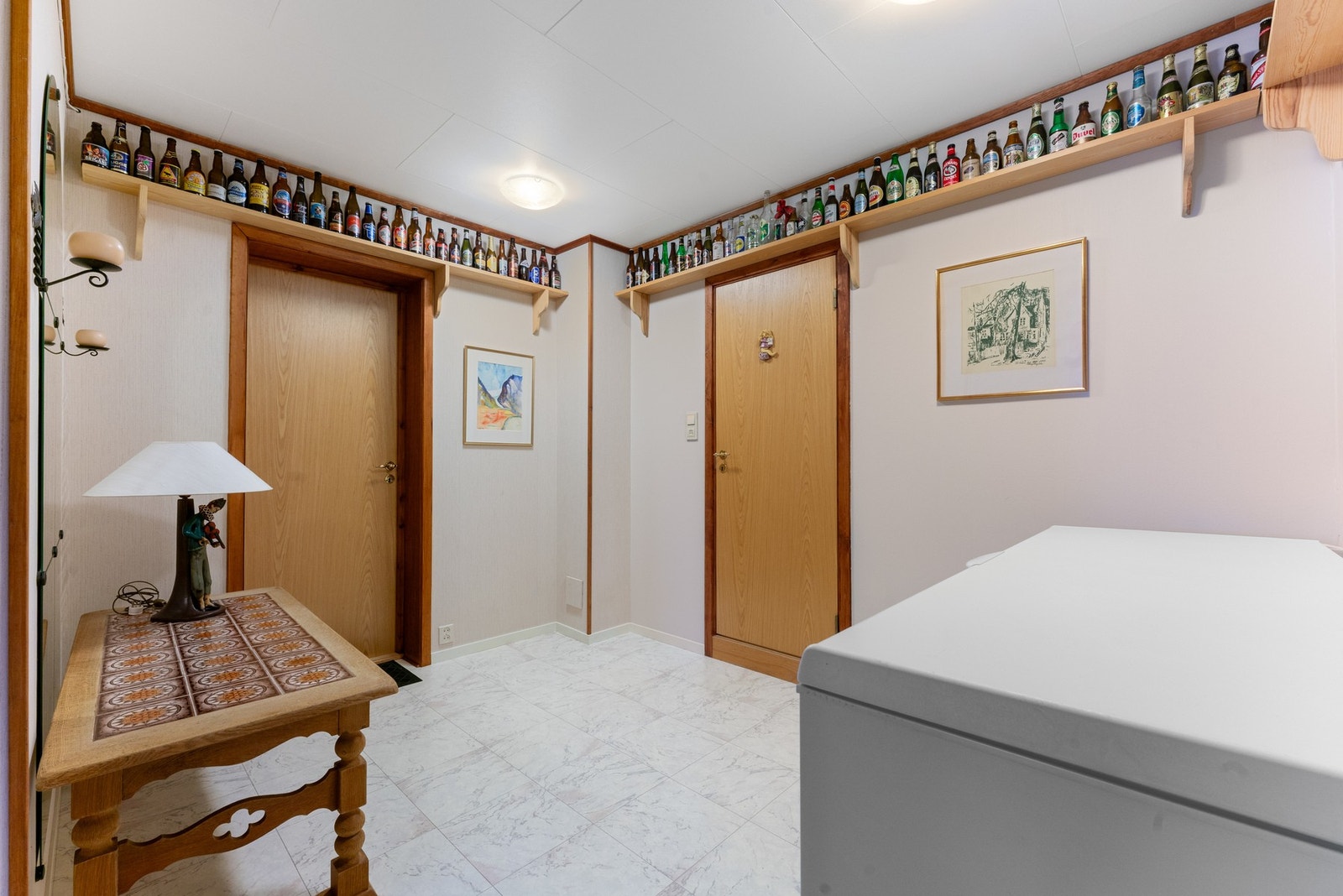 Romslig hall, med ingang til blant annet en stor bod Galleribilde
