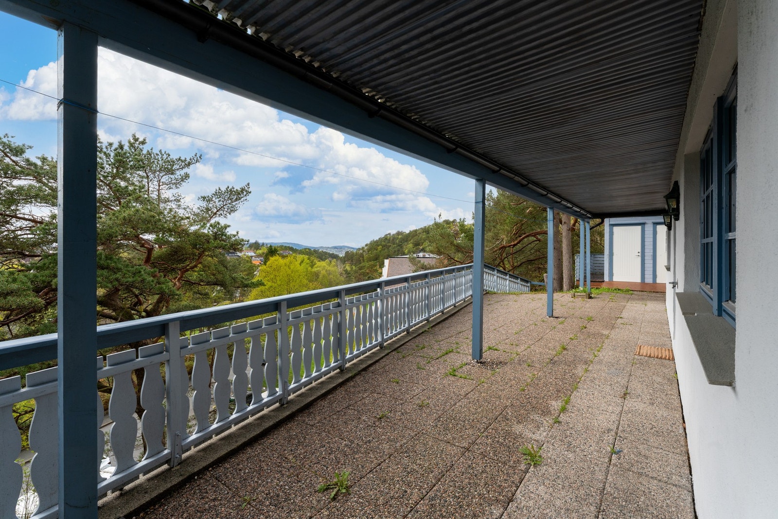 De flotte uteplassene har rikelig med plass til både sittegrupper, solsenger og sosiale soner - ideelt for avslappende sommerdager i solen Galleribilde