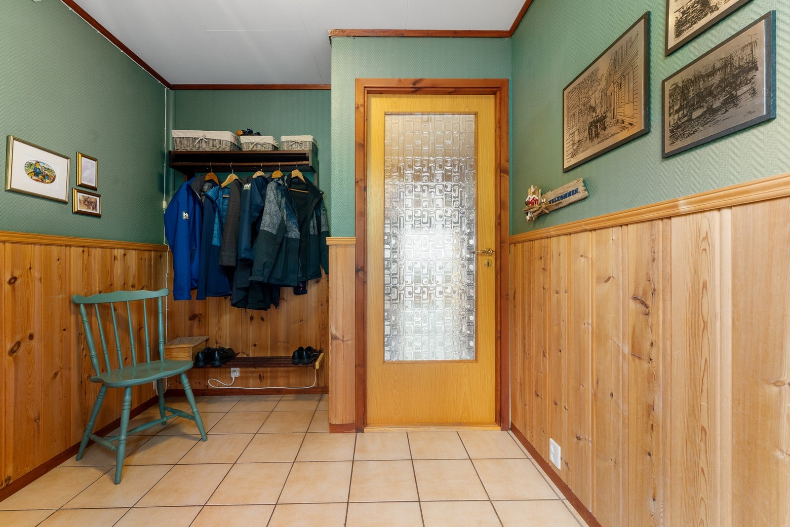 Boligen ønsker deg velkommen med en romslig og innbydende entré, hvor det er god plass til både sko og jakker Galleribilde