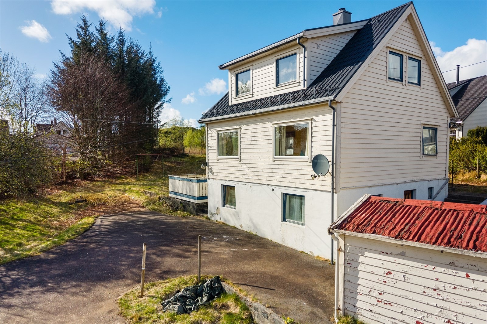 Eiendommen omfatter tre tomter med samlet tomteareal på ca. 3860 m², noe som gir gode utviklingsmuligheter. Galleribilde