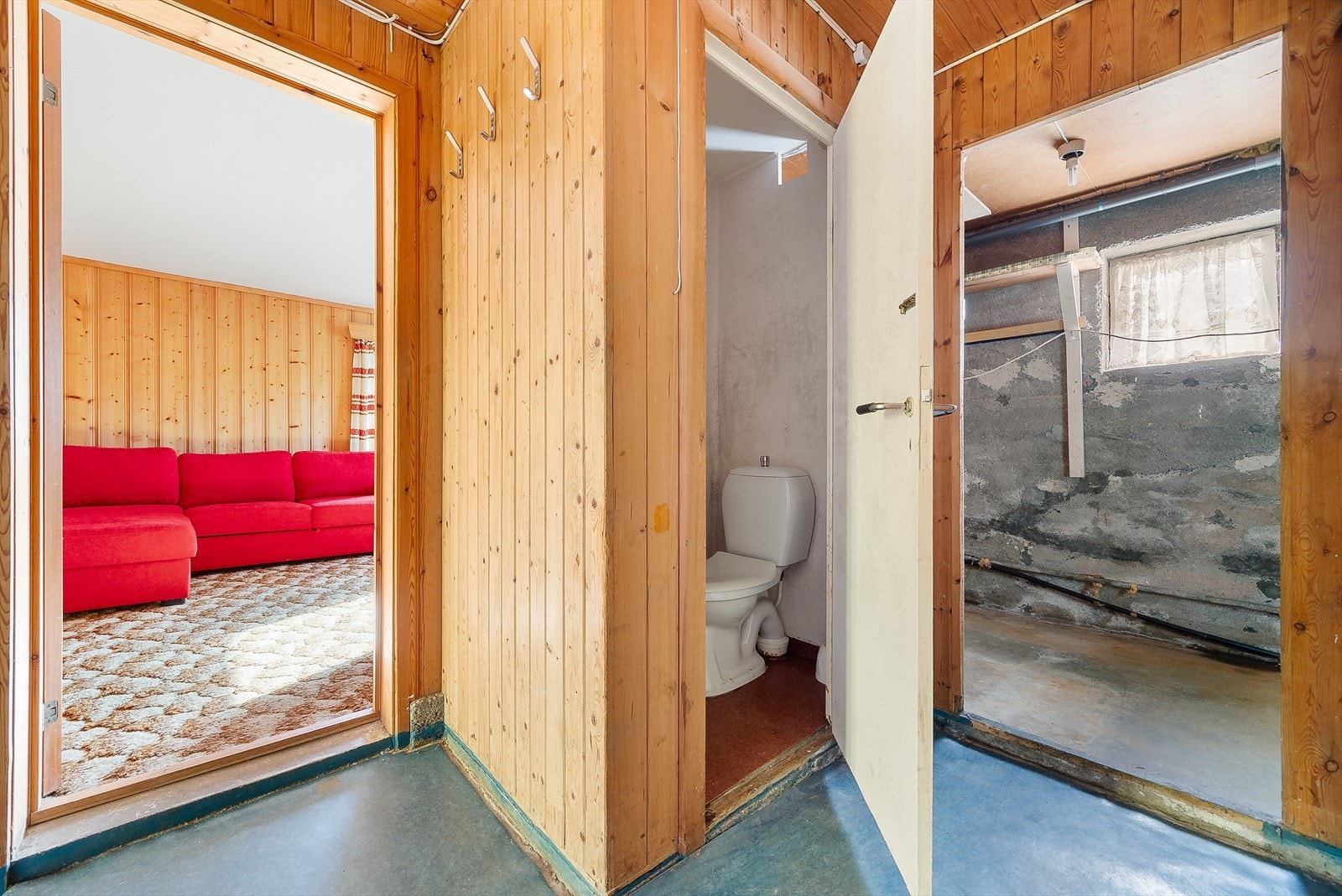 Toalettrom med wc og servant. Galleribilde