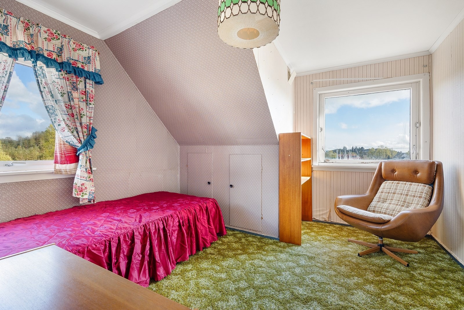Soverommene er på 13,5 m², 7,5 m² og 8,7 m². Galleribilde
