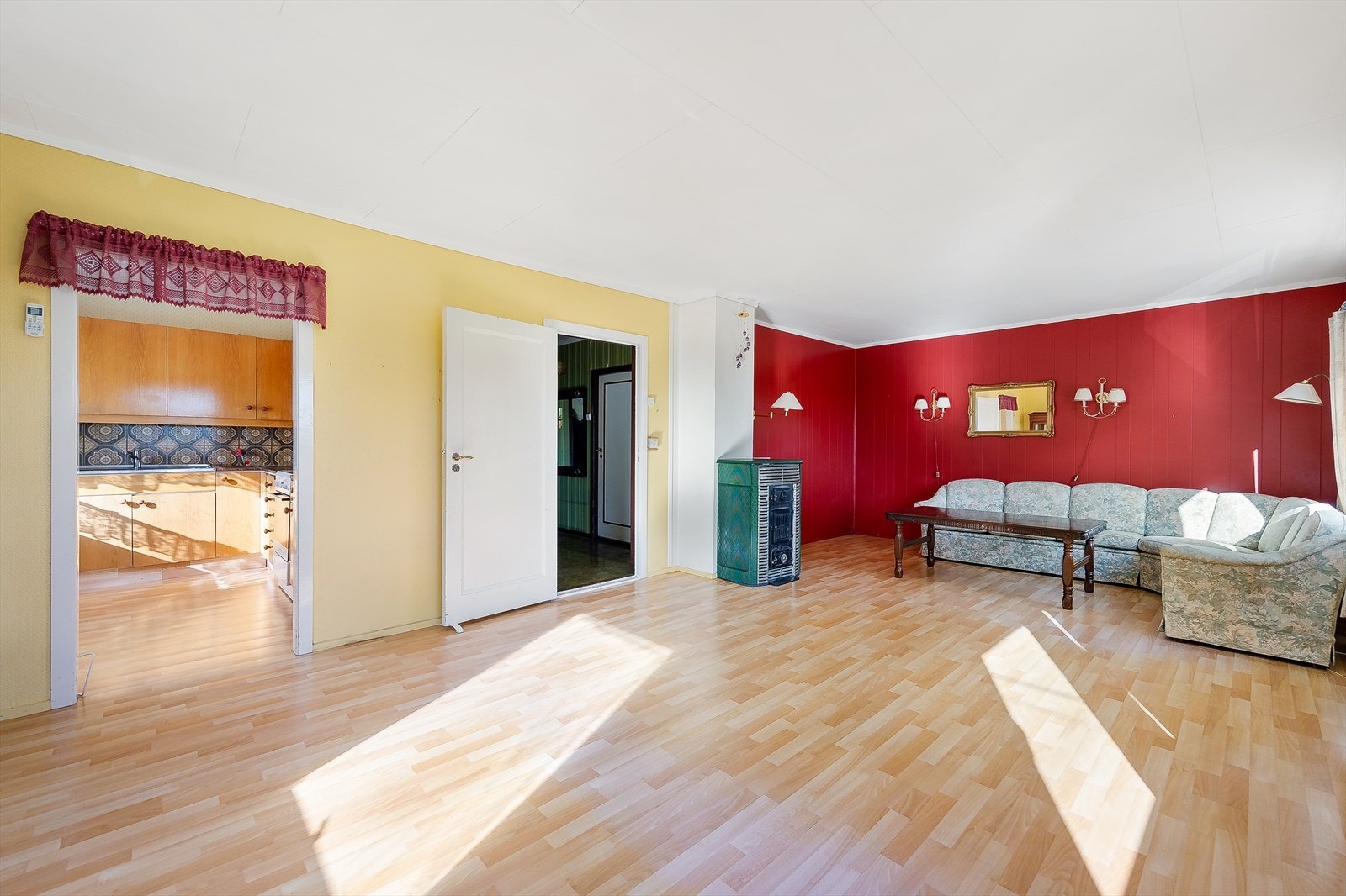 Stuen er på 30 m², og er utstyrt med kamin. Galleribilde