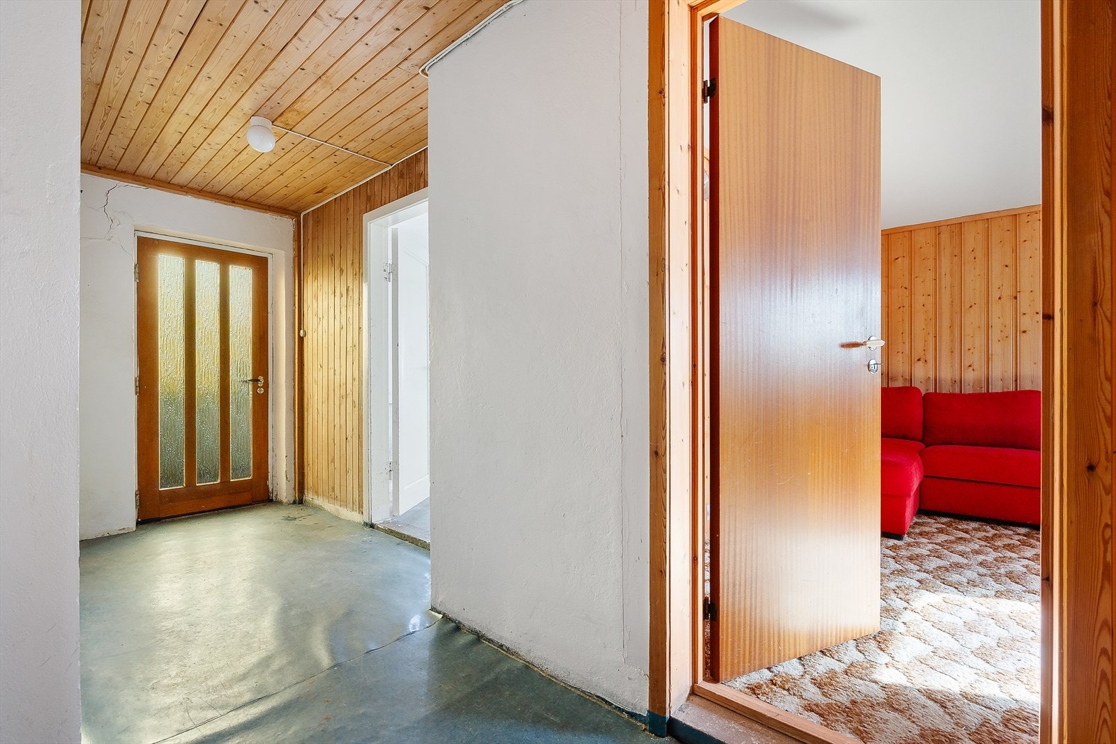 Underetasjen inneholder kjellerstue, vaskerom, toalettrom og tre boder. Galleribilde