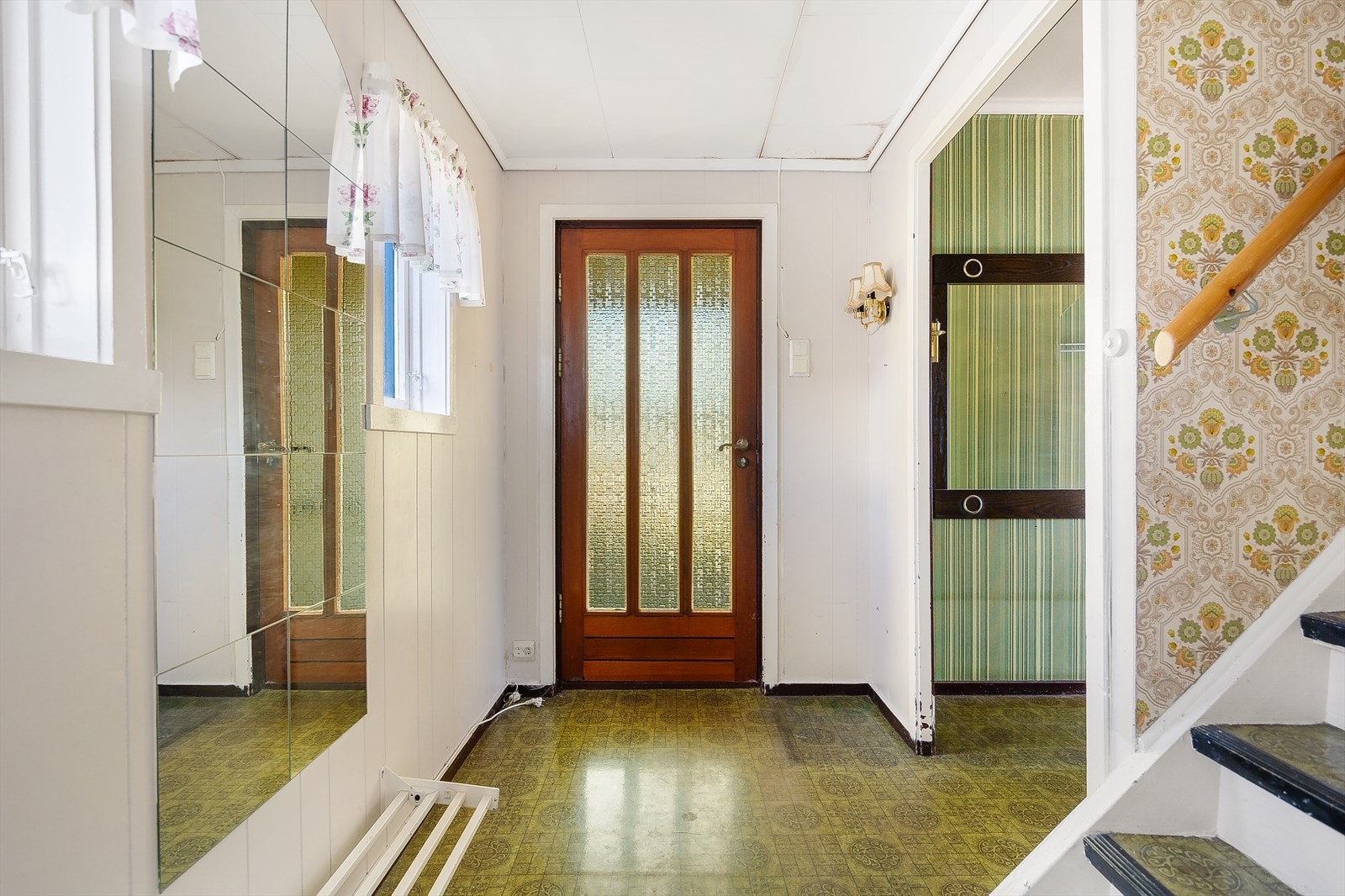 Her er inngangen i hovedetasjen. Her er det tilkomst til etasjens øvrige rom, og trapp opp til andre etasje. Galleribilde