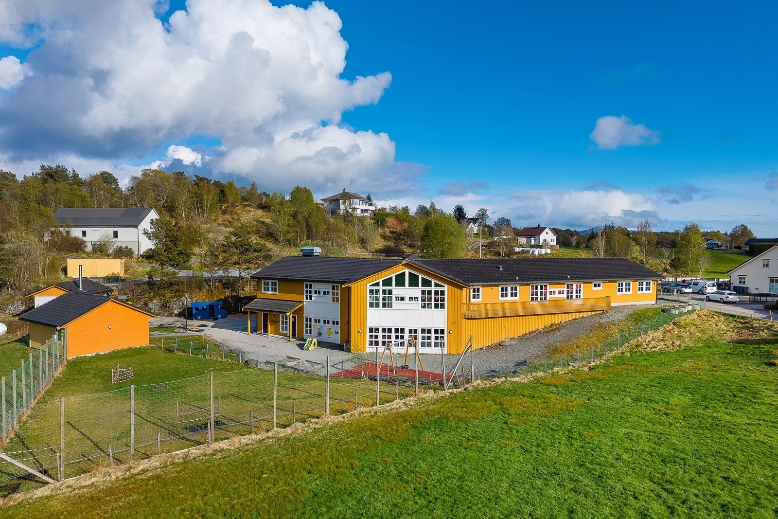 Fra boligen er det gangavstand til både barnehage, barne- og ungdomsskole, noe som gjør området svært attraktivt for barnefamilier. Galleribilde