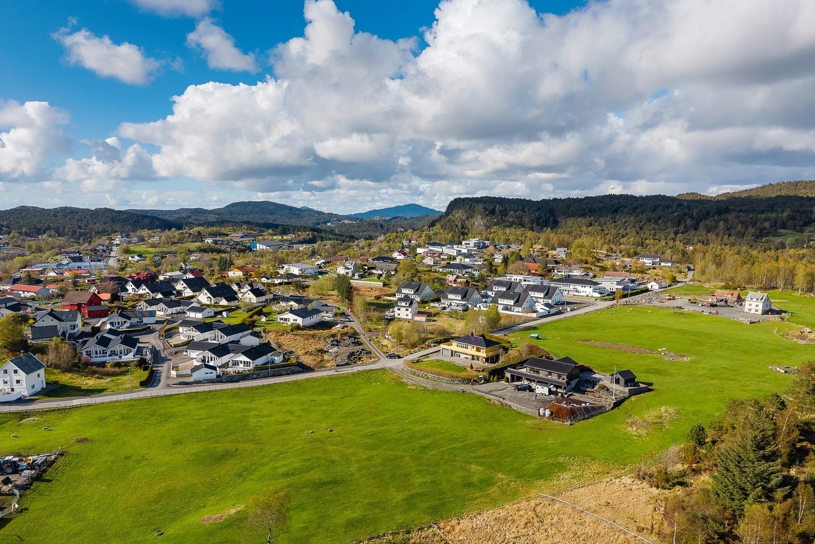 Attraktivt og familievennlig til på Ravnanger på Askøy, i et etablert og rolig boligområde med kort vei til det meste man trenger i hverdagen. Galleribilde