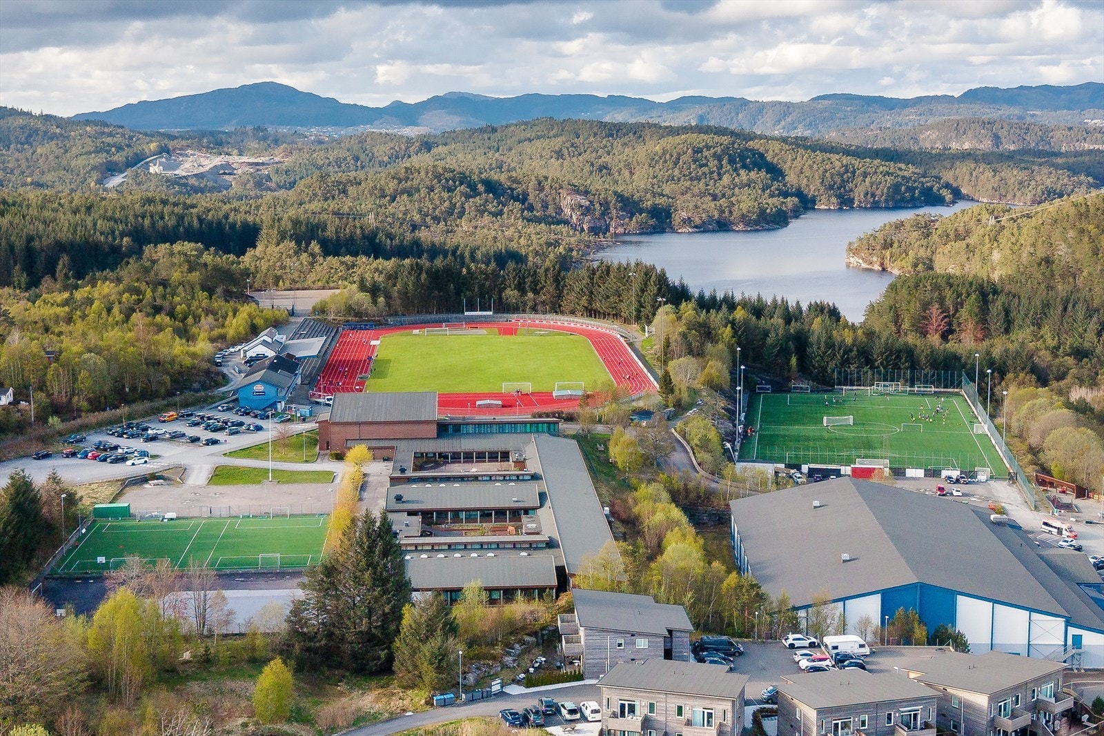 Området byr på gode muligheter for en aktiv hverdag med blant annet Askøy Forum, Ravnanger idrettspark, treningssentre og padelhall i nærheten. Galleribilde