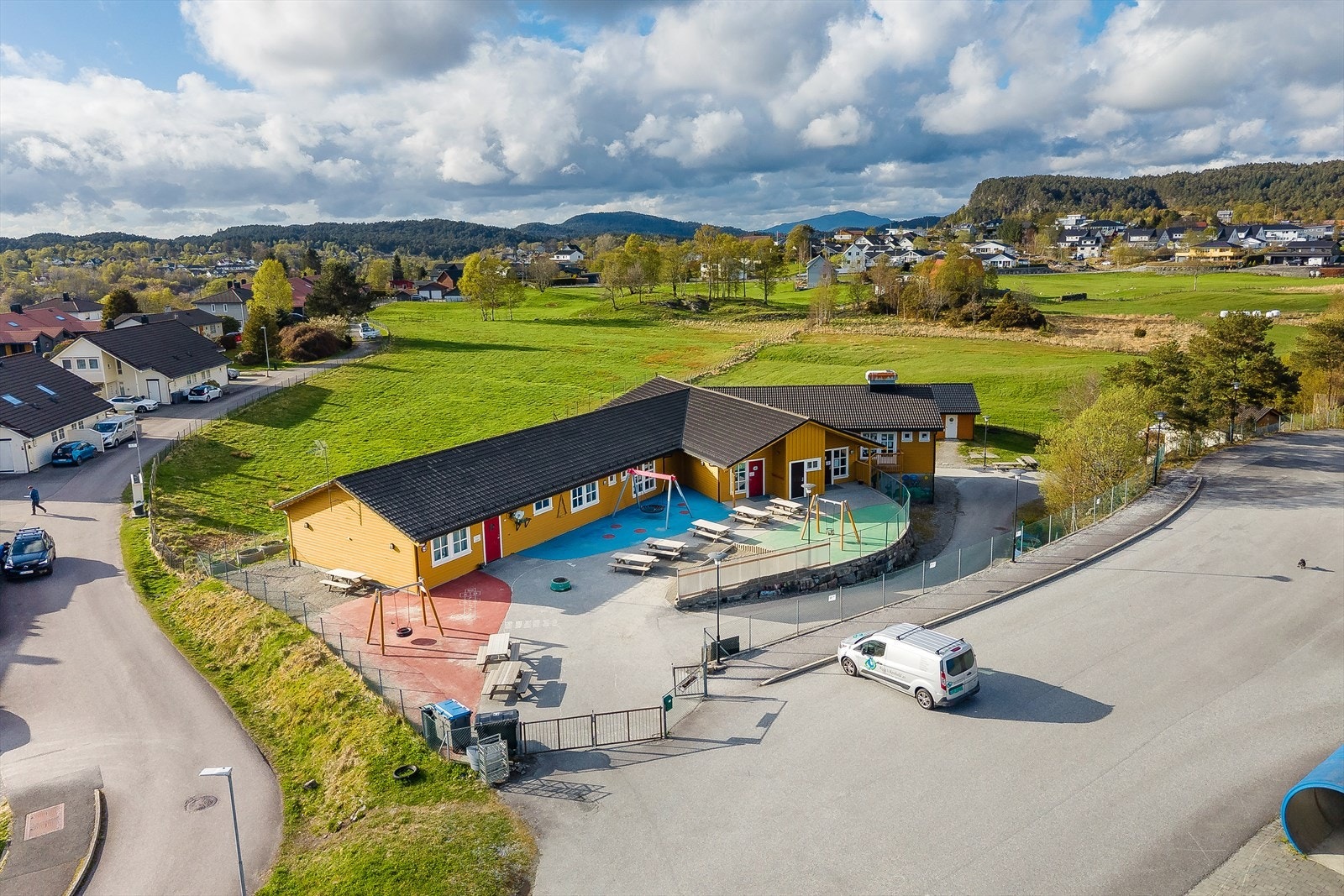 Fra boligen er det gangavstand til både barnehage, barne- og ungdomsskole, noe som gjør området svært attraktivt for barnefamilier. Galleribilde