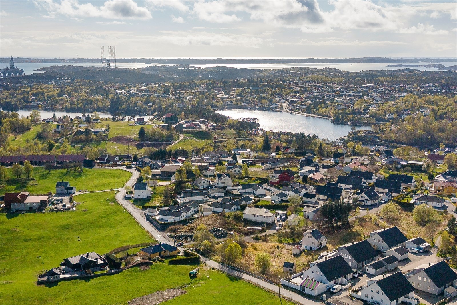 Eiendommen ligger solrikt og fint til i rolige omgivelser, med kort vei til skoler, barnehage, butikk, kollektivtransport og fritidstilbud. Galleribilde