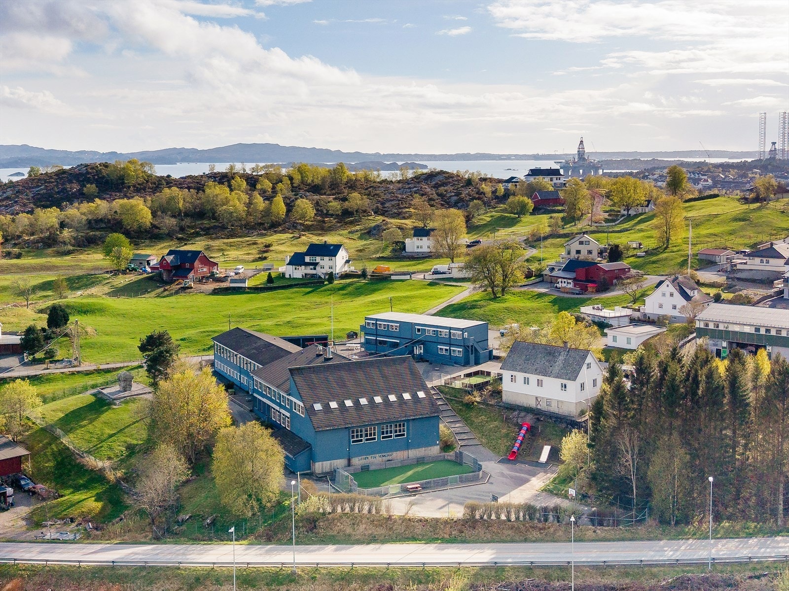 Fra boligen er det gangavstand til både barnehage, barne- og ungdomsskole, noe som gjør området svært attraktivt for barnefamilier. Galleribilde