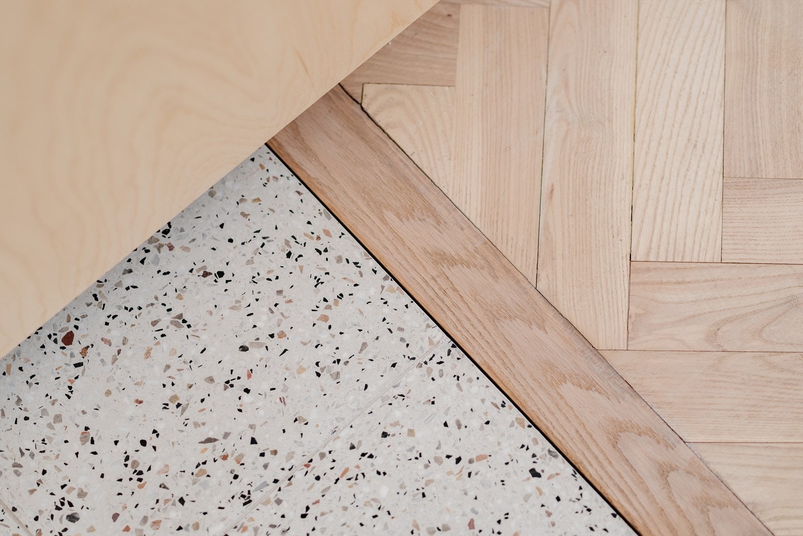 Detaljer | Gulv i stue (heltre ask) og entré (terrazzo). Galleribilde