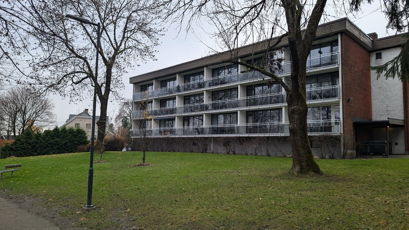 Fasade mot felles hage. Galleribilde