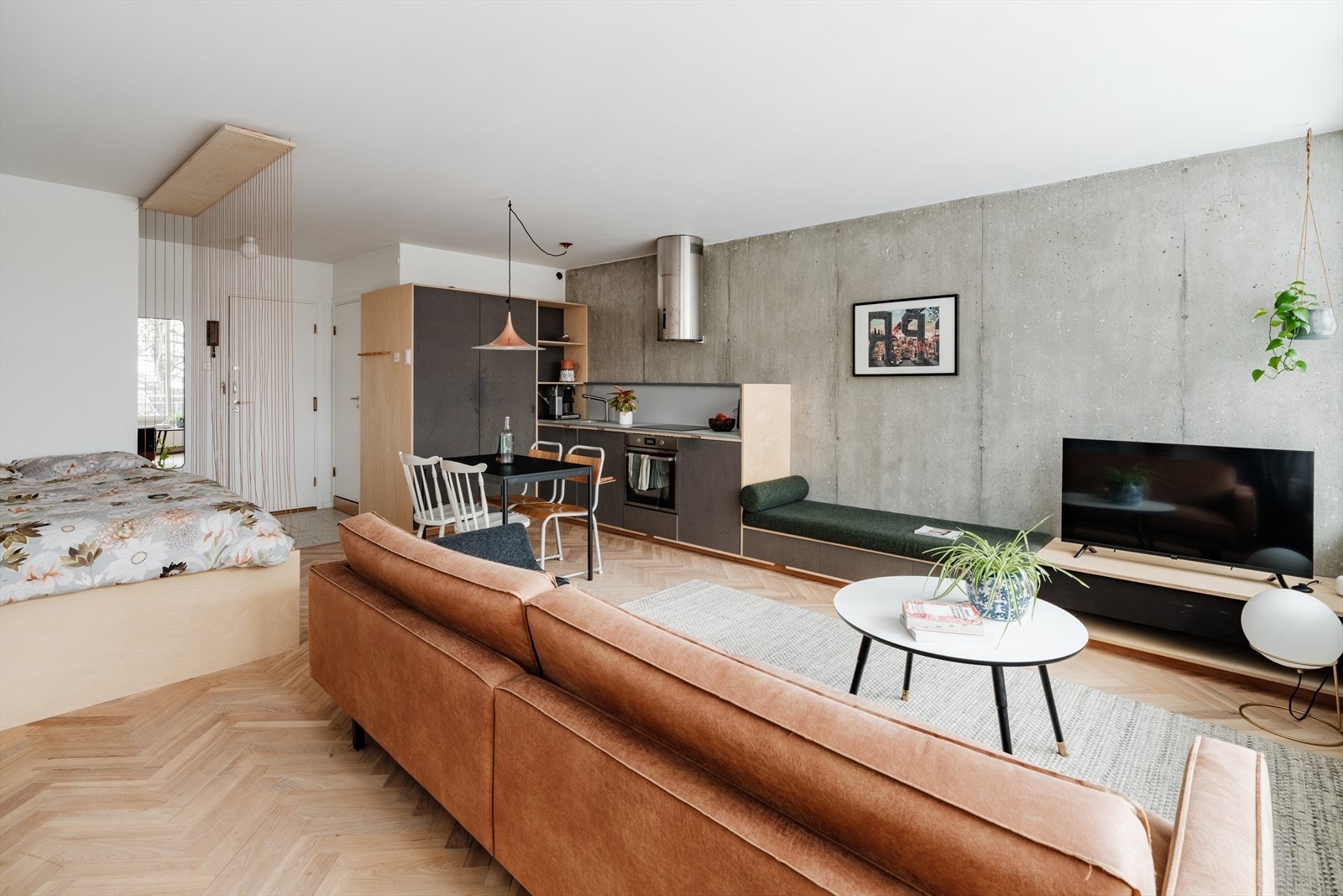 I stuen finner du en smart, plassbygd benk som både gir ekstra sitteplasser og utnytter plassen optimalt. Galleribilde