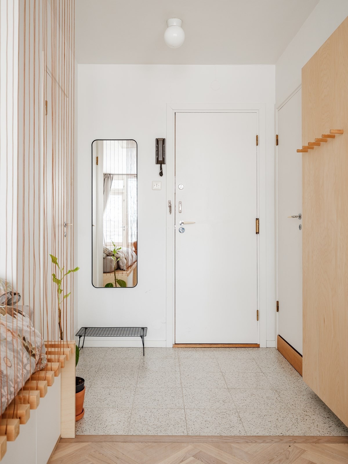Entré med plass til oppheng for yttertøy samt skostativ. Galleribilde