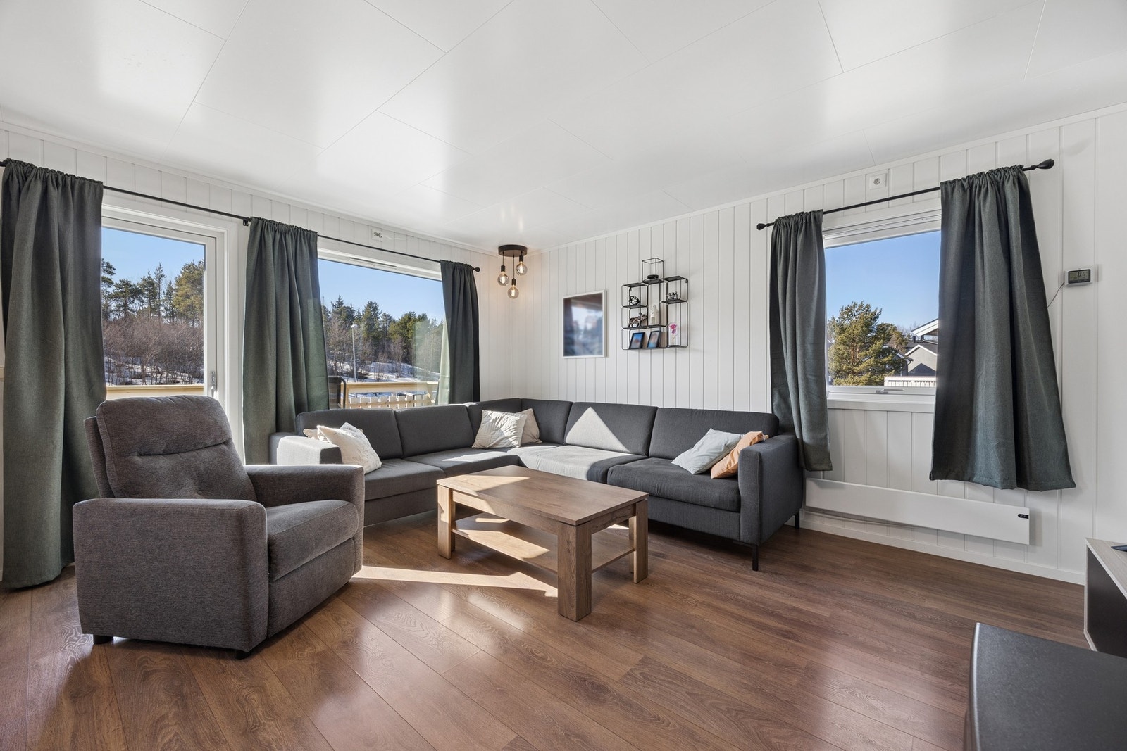 Innbydende stue med lyse og fine overflater Galleribilde