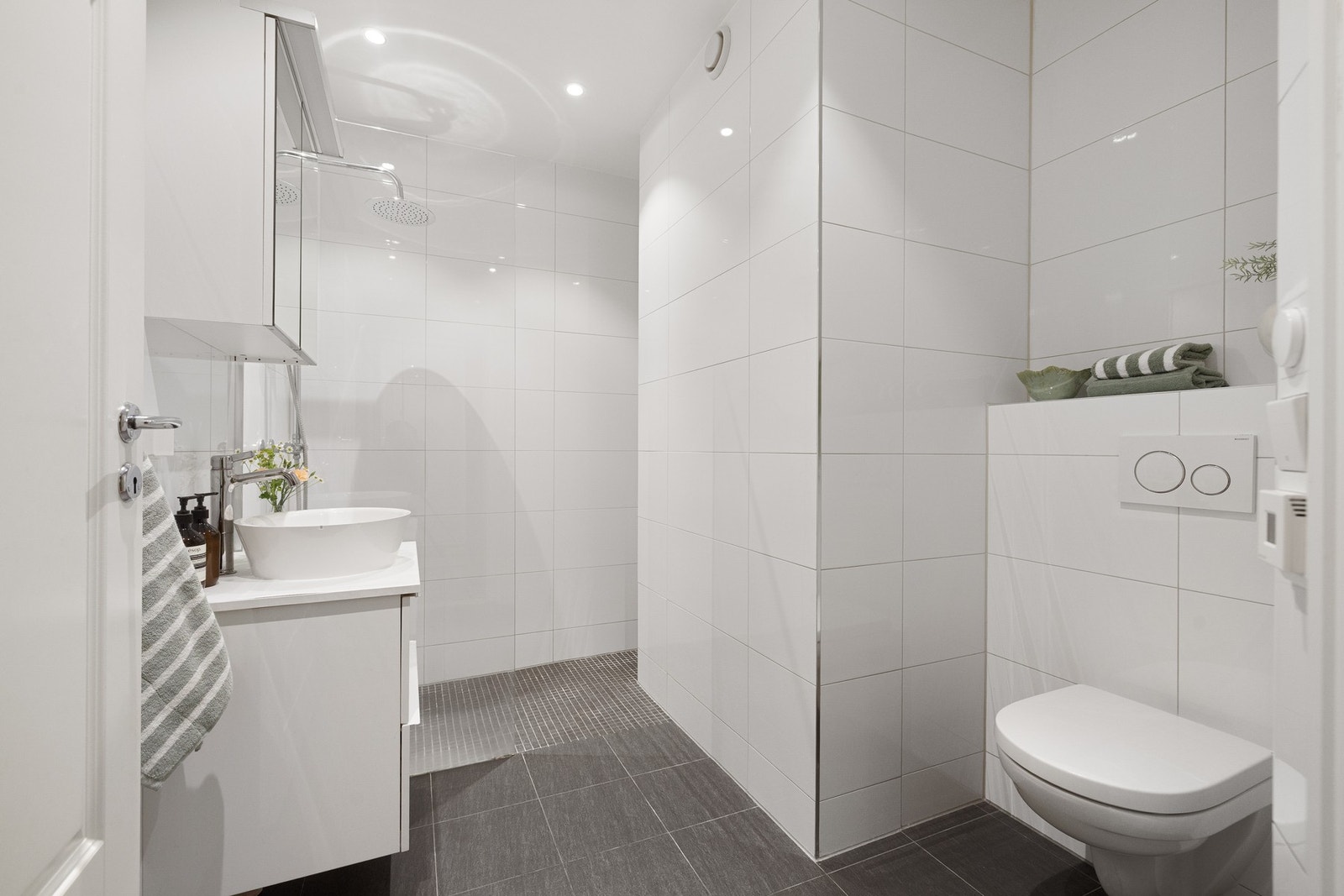 Stilrent baderom som ble renovert i 2018. Galleribilde