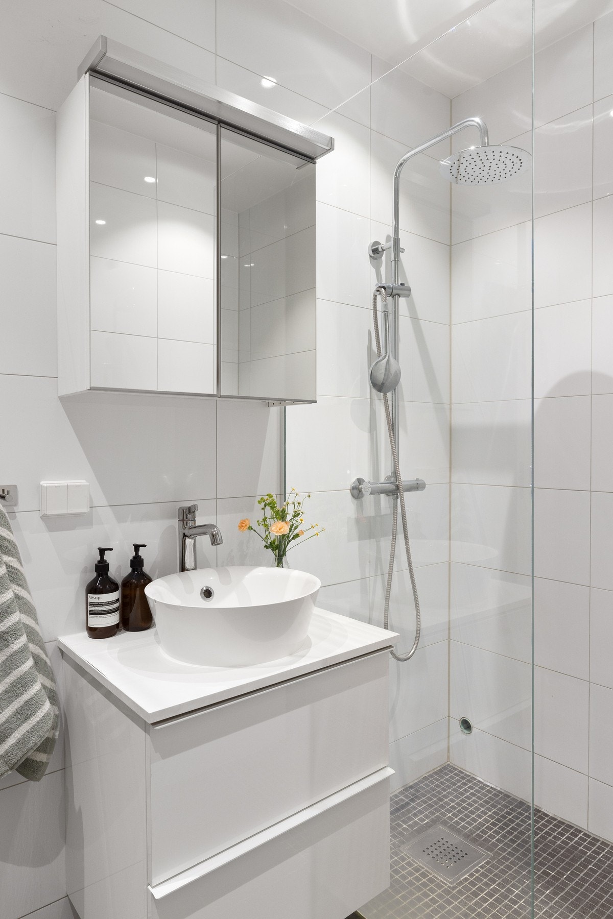 Badet har en tidsriktig utførelse med flislagte vegger og gulv, hvor de elektriske varmekablene i gulvet bidrar til god komfort i hverdagen. Galleribilde