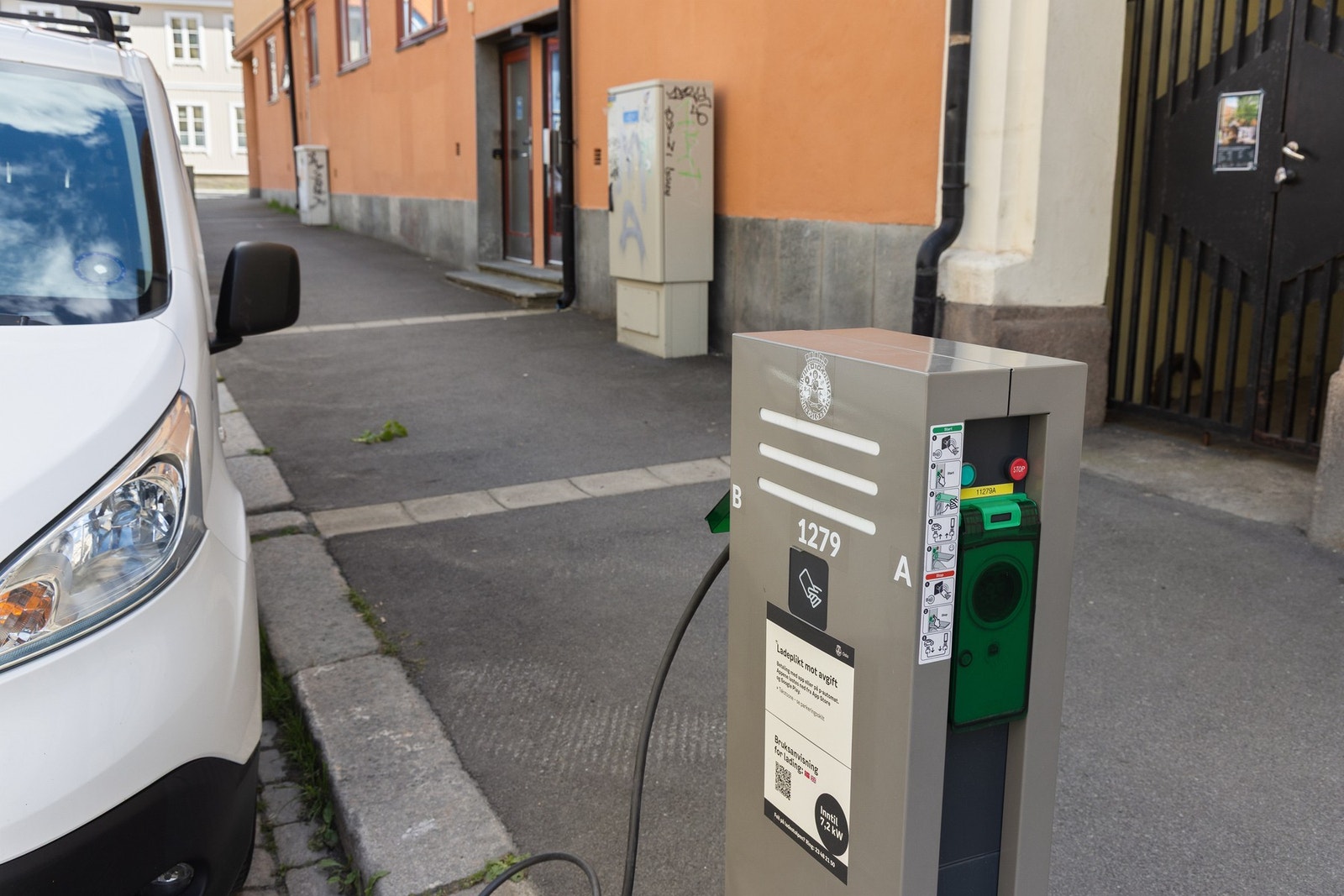 Det er beboerparkering i området, hvor elbil-ladere finnes i nær omkrets fra boligen. Galleribilde
