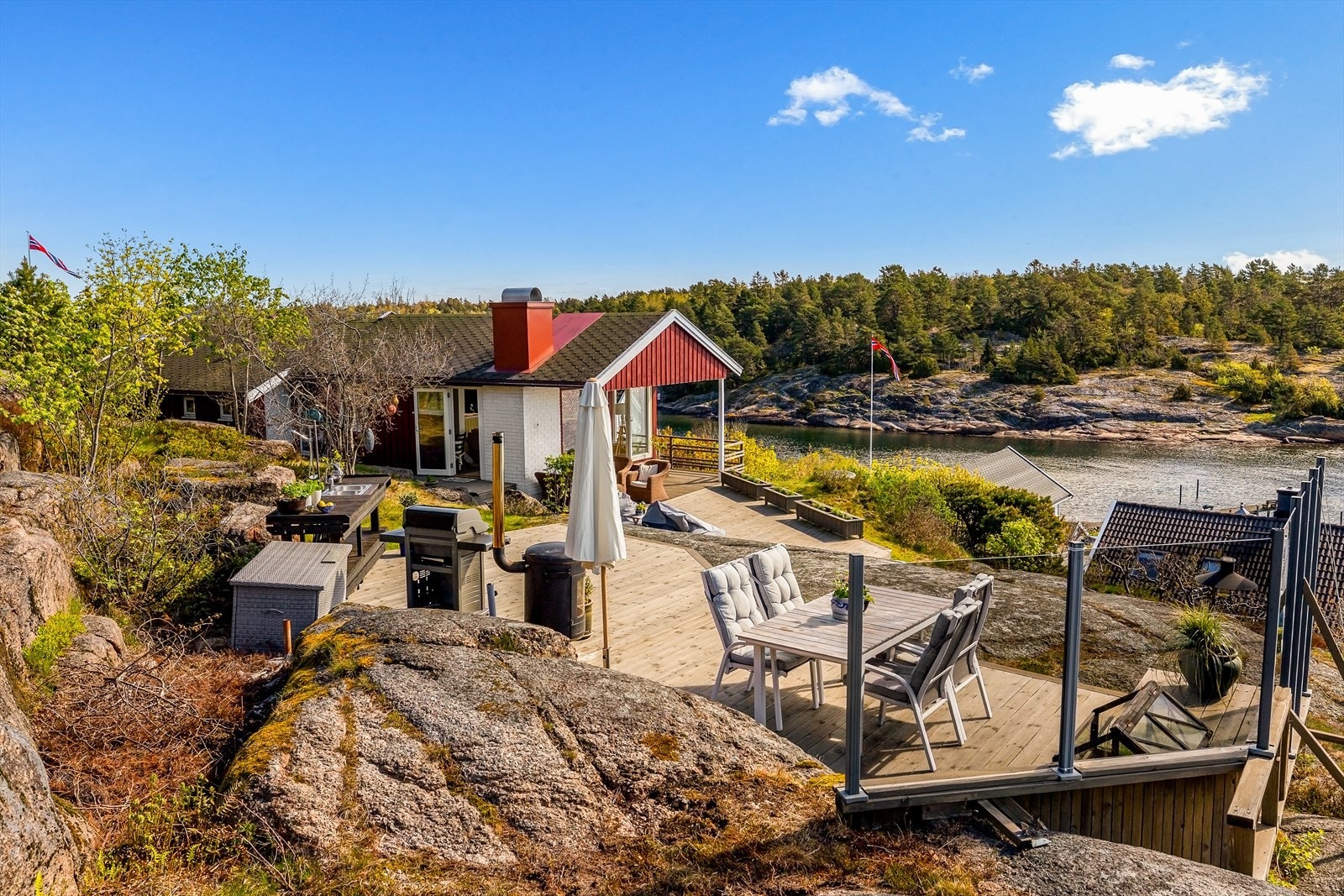 Store terrasser bygget inn i svaberget gir rikelig med plass for uteliv og sosialt samvær. Galleribilde