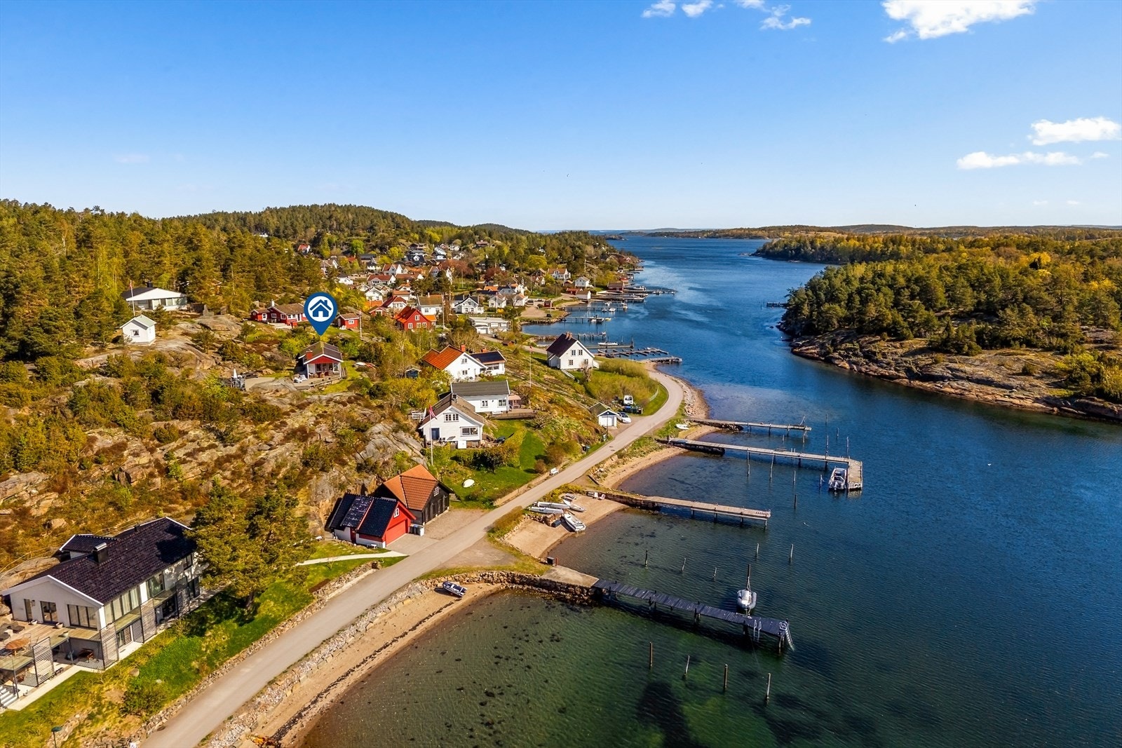 Eiendommen ligger i et attraktivt område med nærhet til flere båthavner, som Arås båthavn og Knarberg gjestehavn. Galleribilde