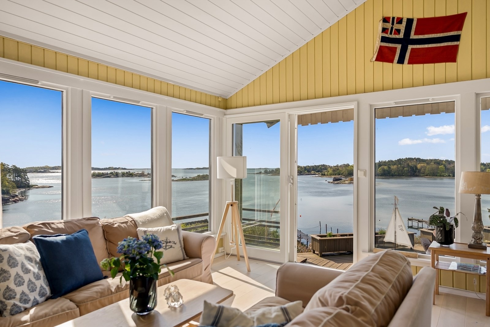 Flere av vinduene i stuen er fra 2016, og rammer inn utsikten mot skjærgården. Galleribilde