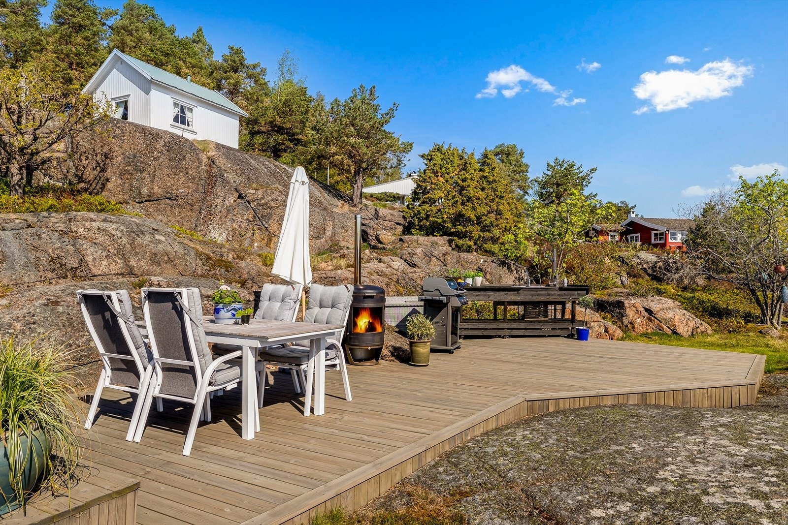 Terrassen har rikelig med plass for både spisebord og sittegrupper. Galleribilde