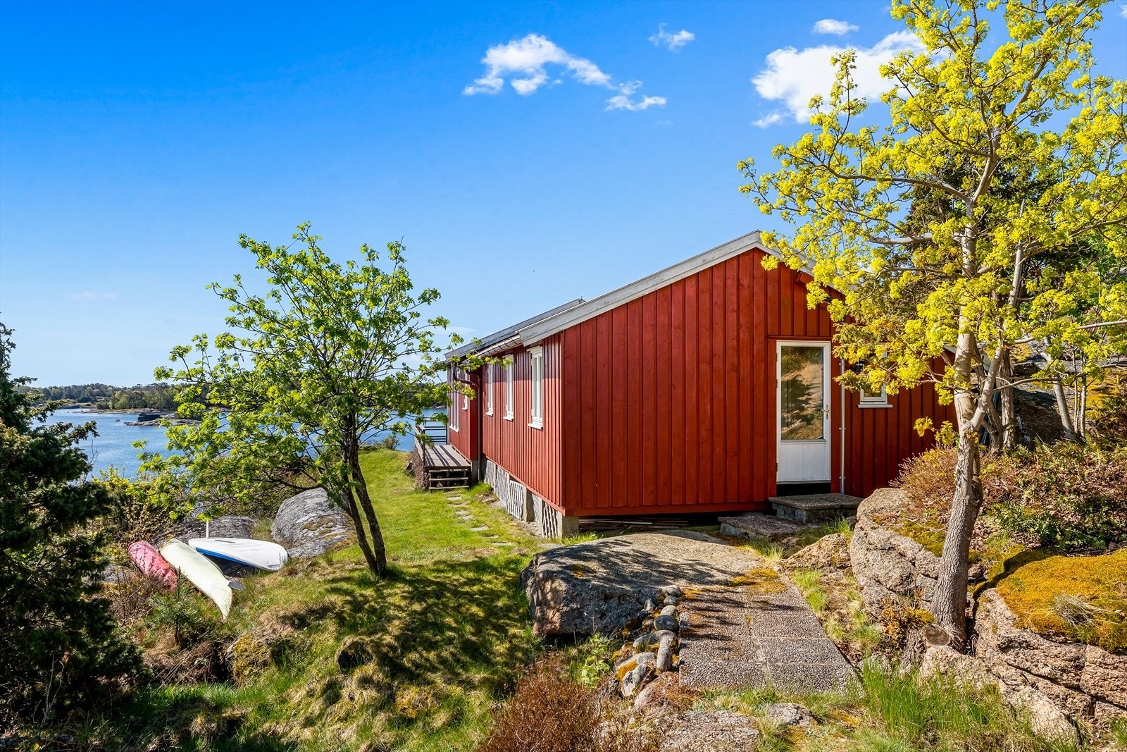 Tomten er en skrånende og kupert fjelltomt. Galleribilde