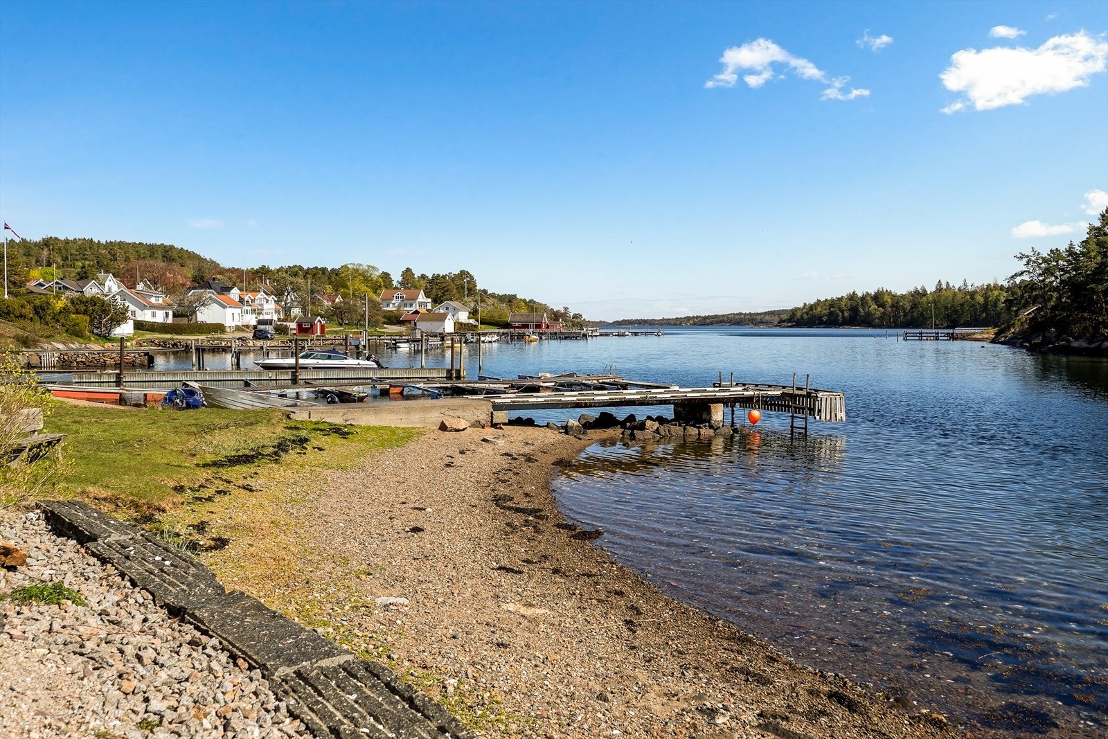 Idyllisk kystmiljø med naust og brygger. Galleribilde