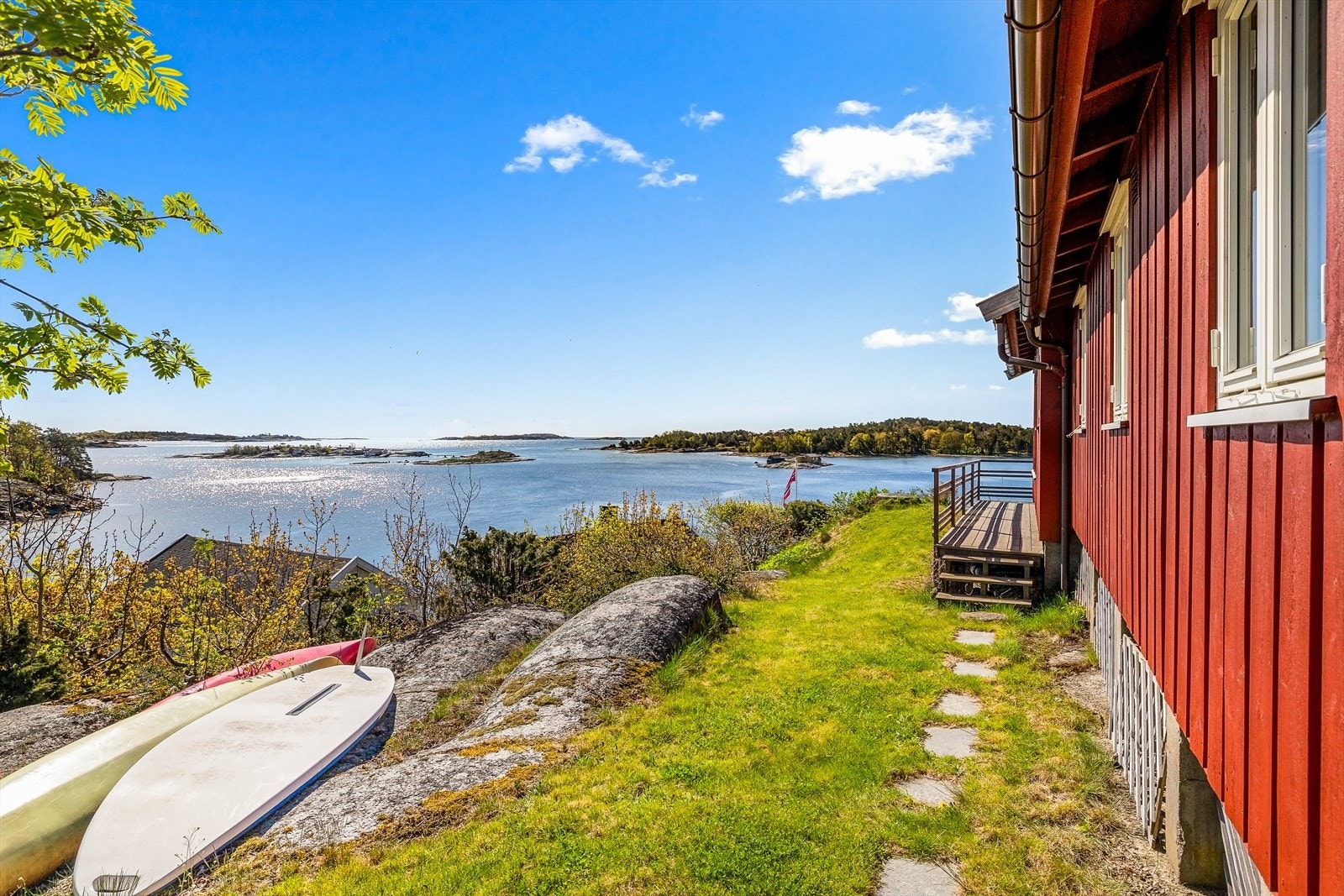 Sti ned mot sjøen fra hytta. Galleribilde