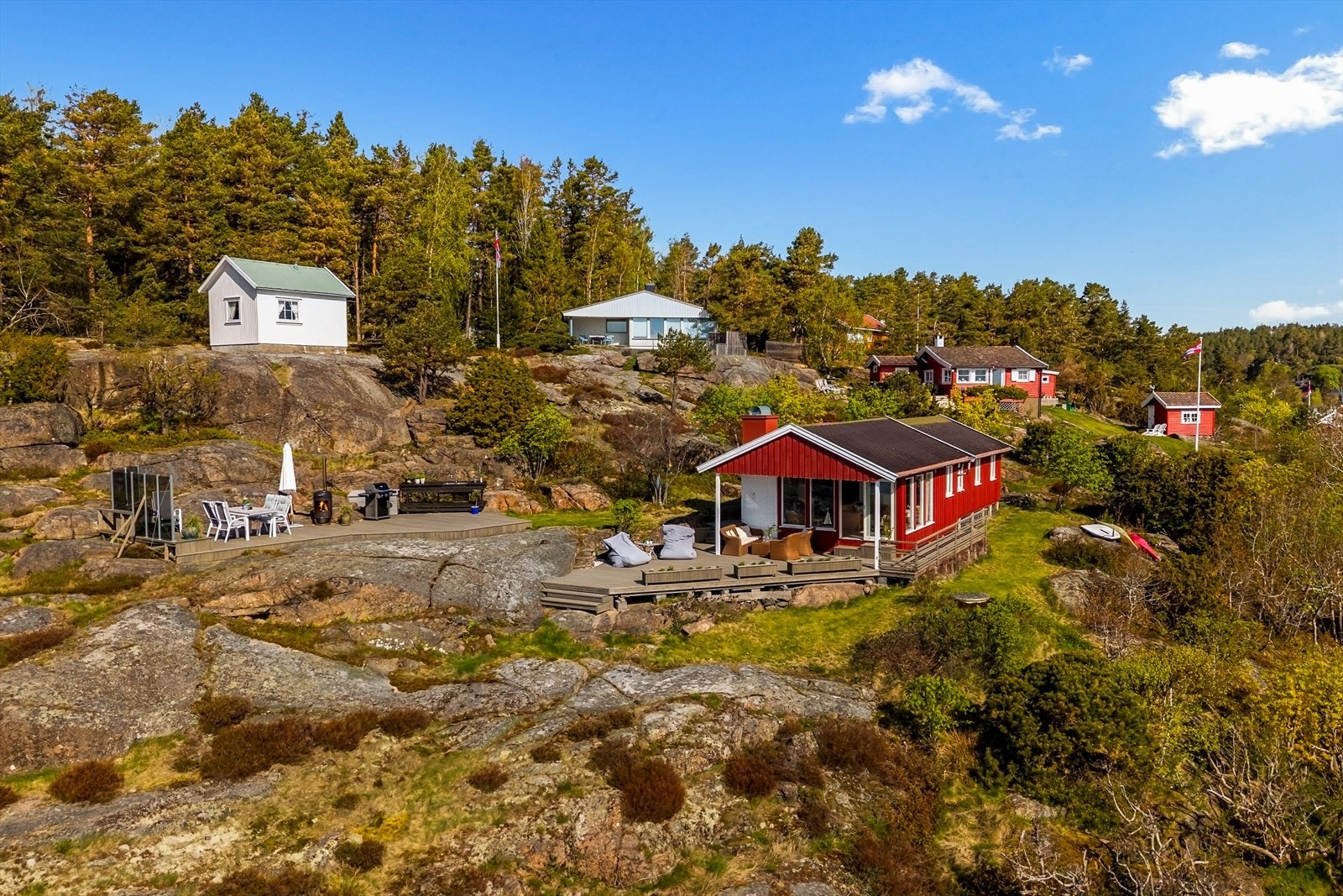 Eiendommen glir naturlig inn i det omkringliggende kystlandskapet. Galleribilde