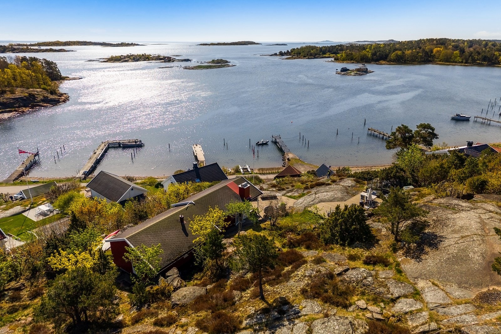 Fritidseiendommen ligger høyt og fritt på en kupert fjelltomt, kun 55 meter fra sjøen. Galleribilde
