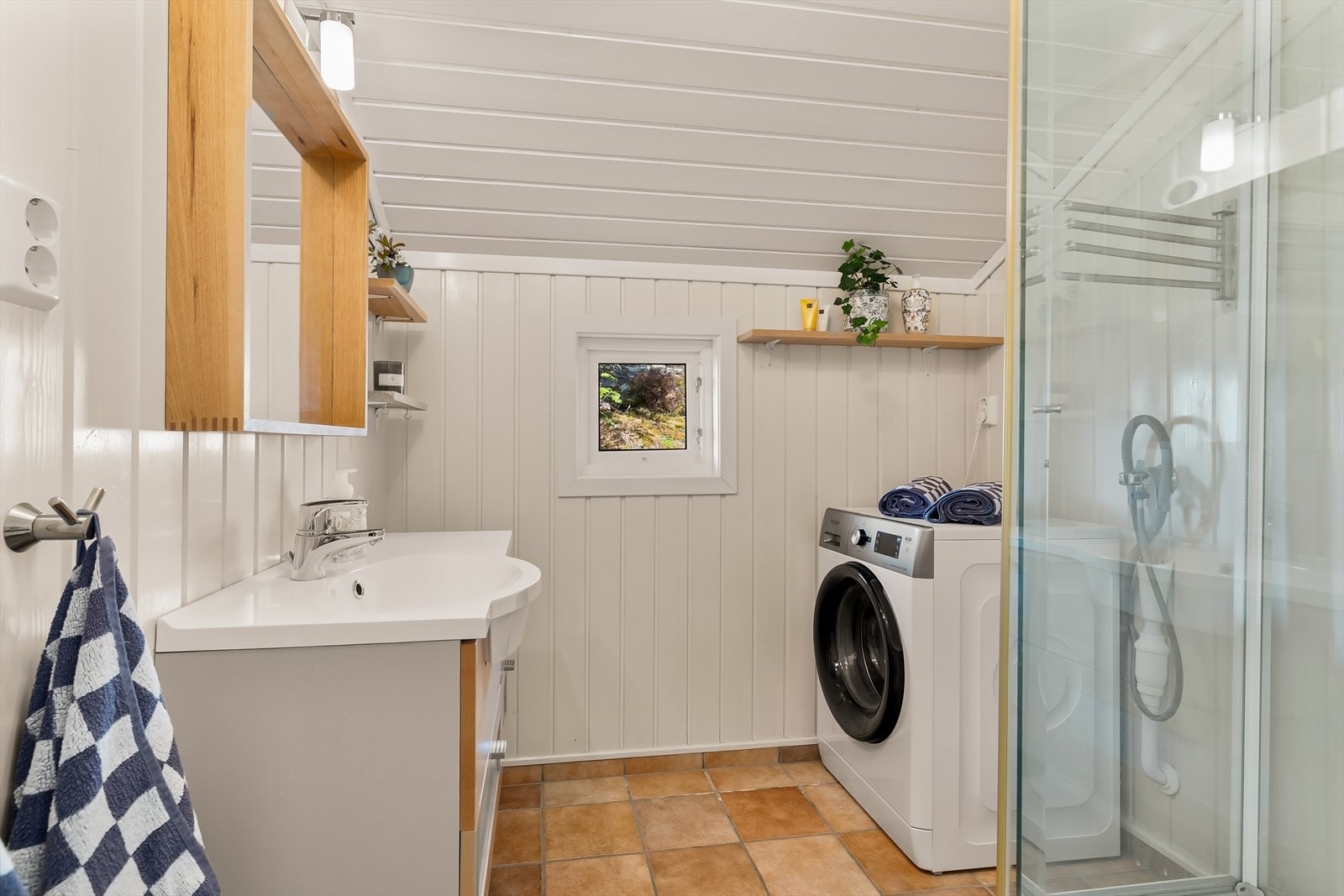 Badet fra 2008 har flislagt gulv med elektriske varmekabler, dusjkabinett og opplegg for vaskemaskin. Galleribilde