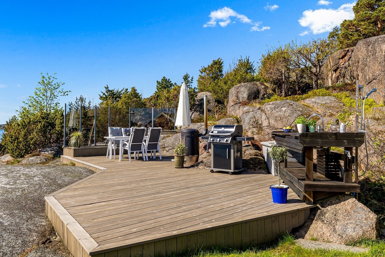 En egen sone på terrassen er tilrettelagt for grilling og utekjøkken. Galleribilde