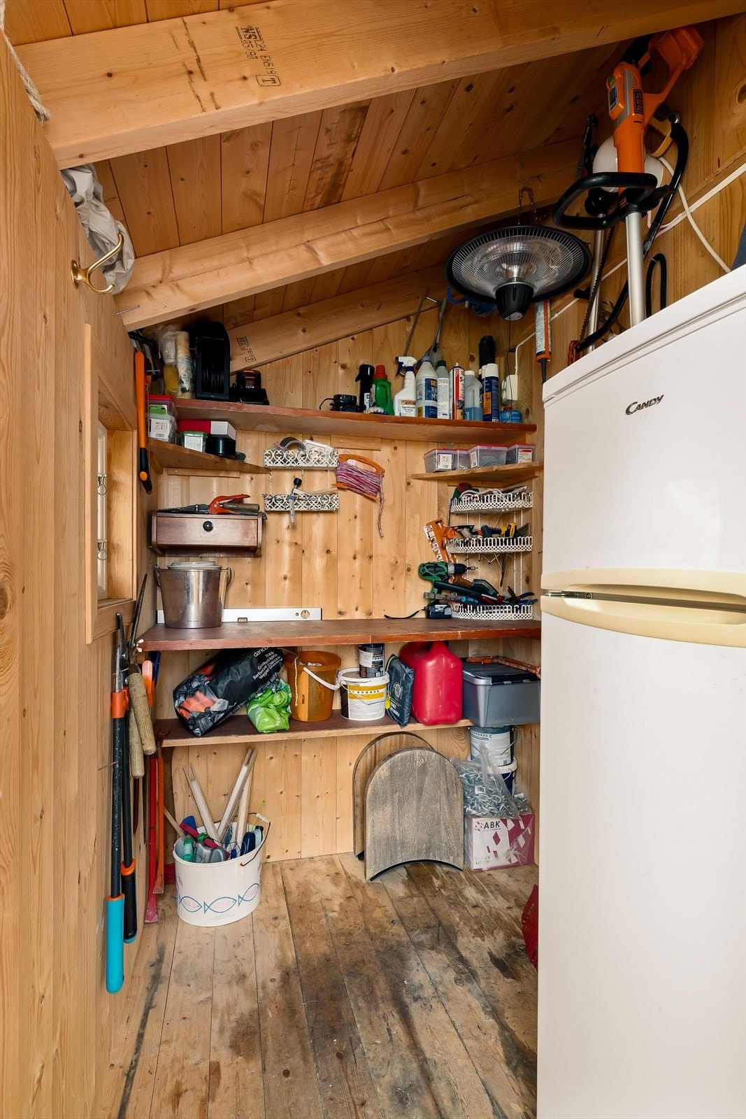 Praktisk bod på 3 m² med utvendig tilgang, oppført i 2008. Galleribilde
