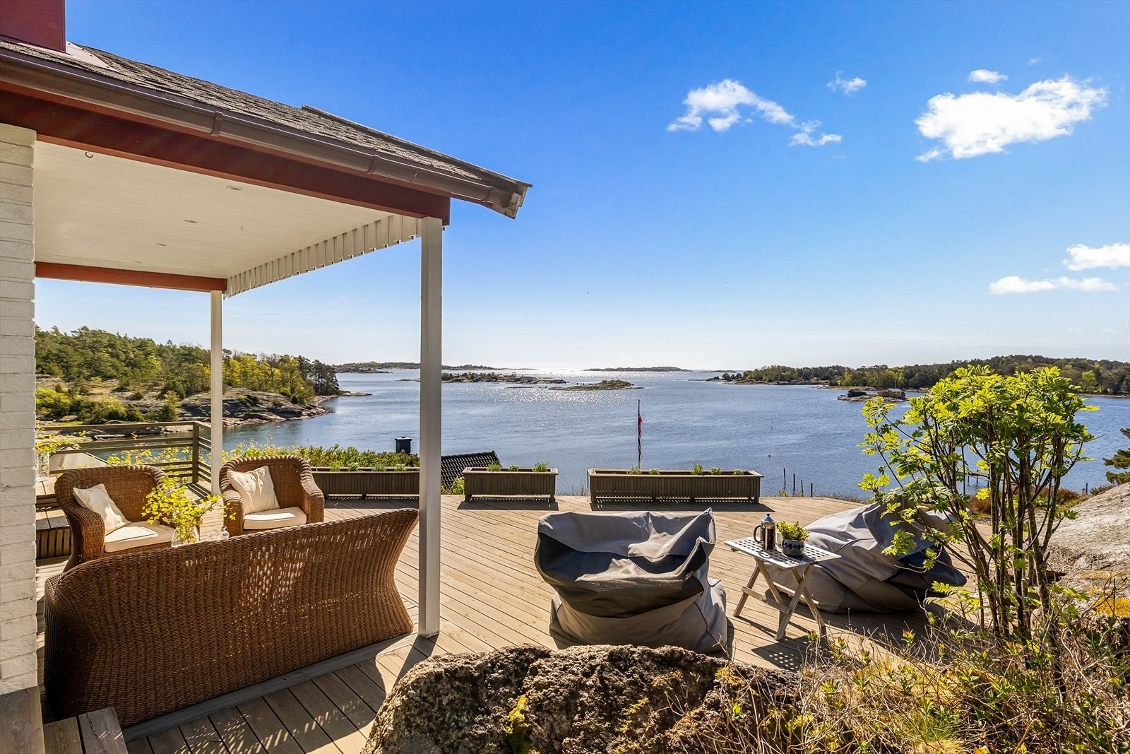 Terrassen er bygget i flere nivåer og følger det naturlige terrenget. Galleribilde