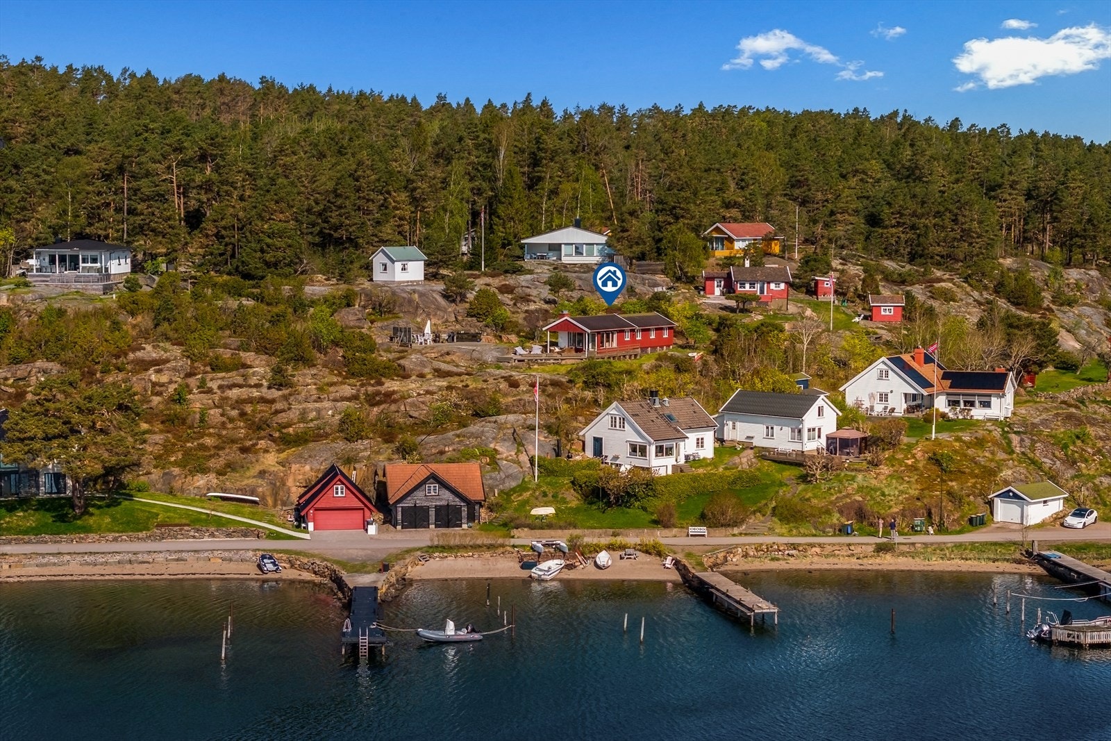 Hytta ligger usjenert til i terrenget. Galleribilde