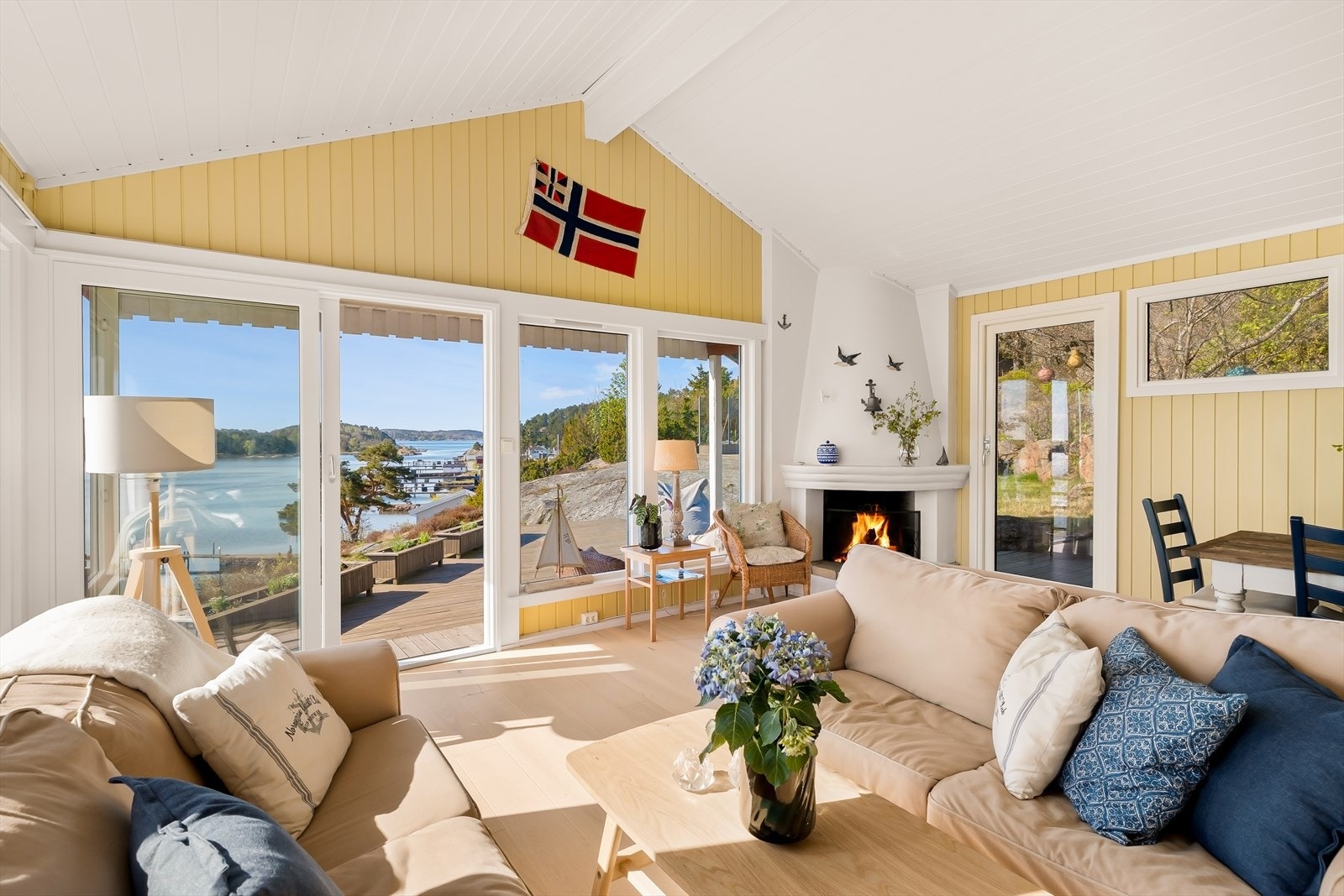 Stuen er det naturlige samlingspunktet, med en ny heve-skyvedør i tre fra 2025 som åpner opp mot terrassen. Galleribilde