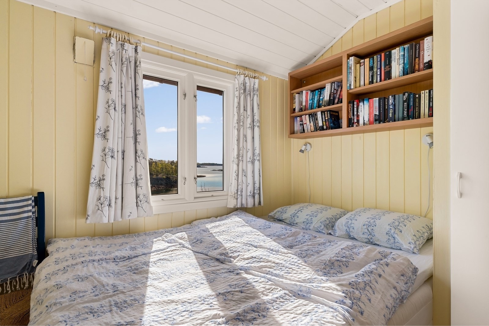 Ett av soverommene har et originalt furugulv som bidrar til den klassiske hyttefølelsen. Galleribilde